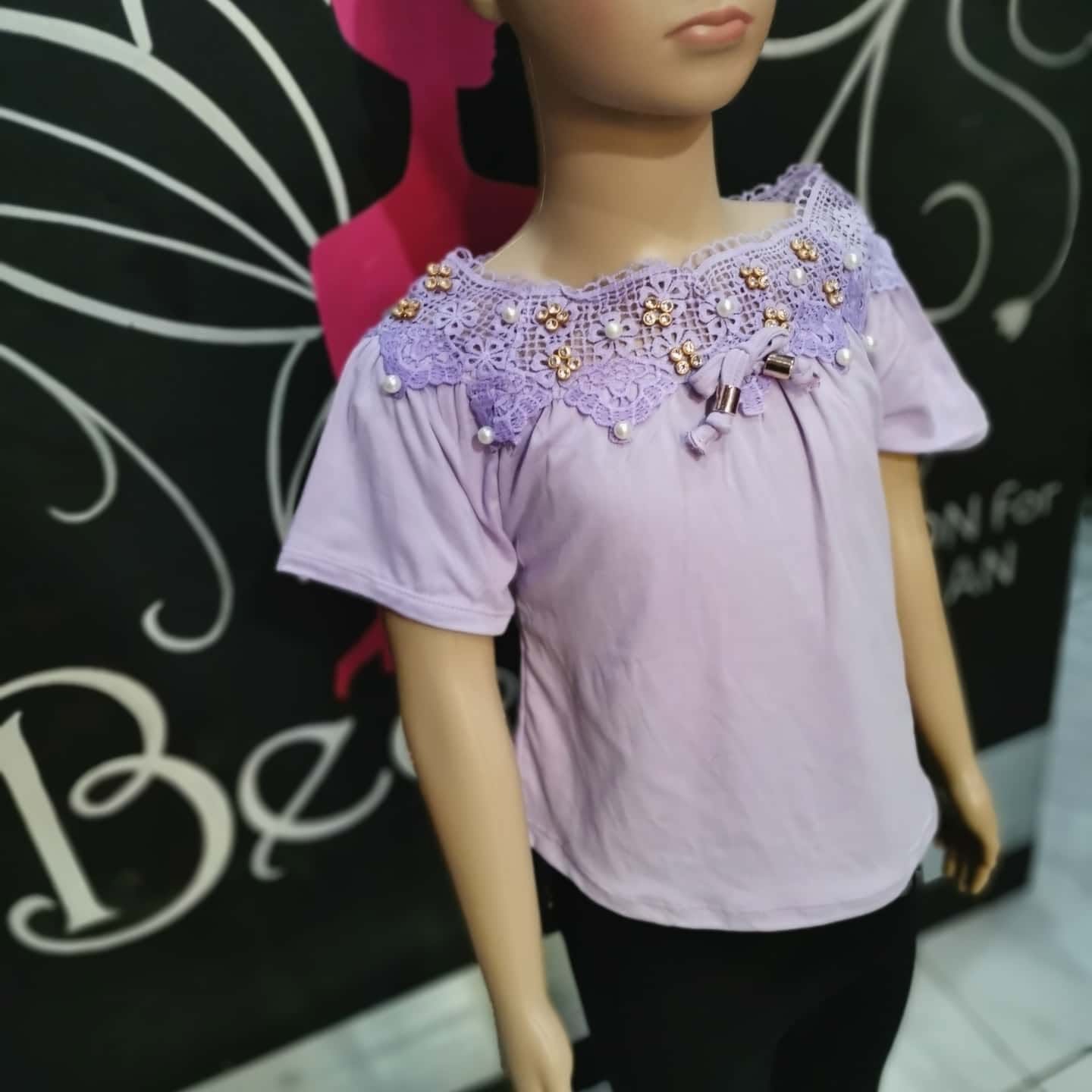 Blusa de niña con cuello de encaje, perlas y pedrería