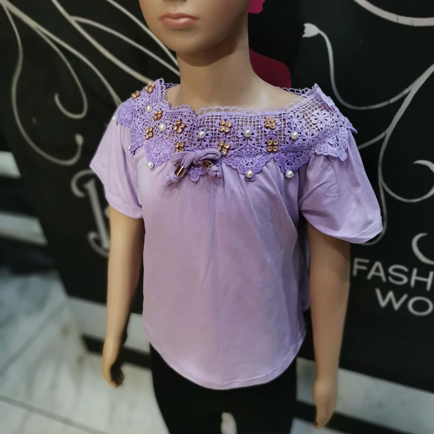 Blusa de niña con cuello de encaje, perlas y pedrería