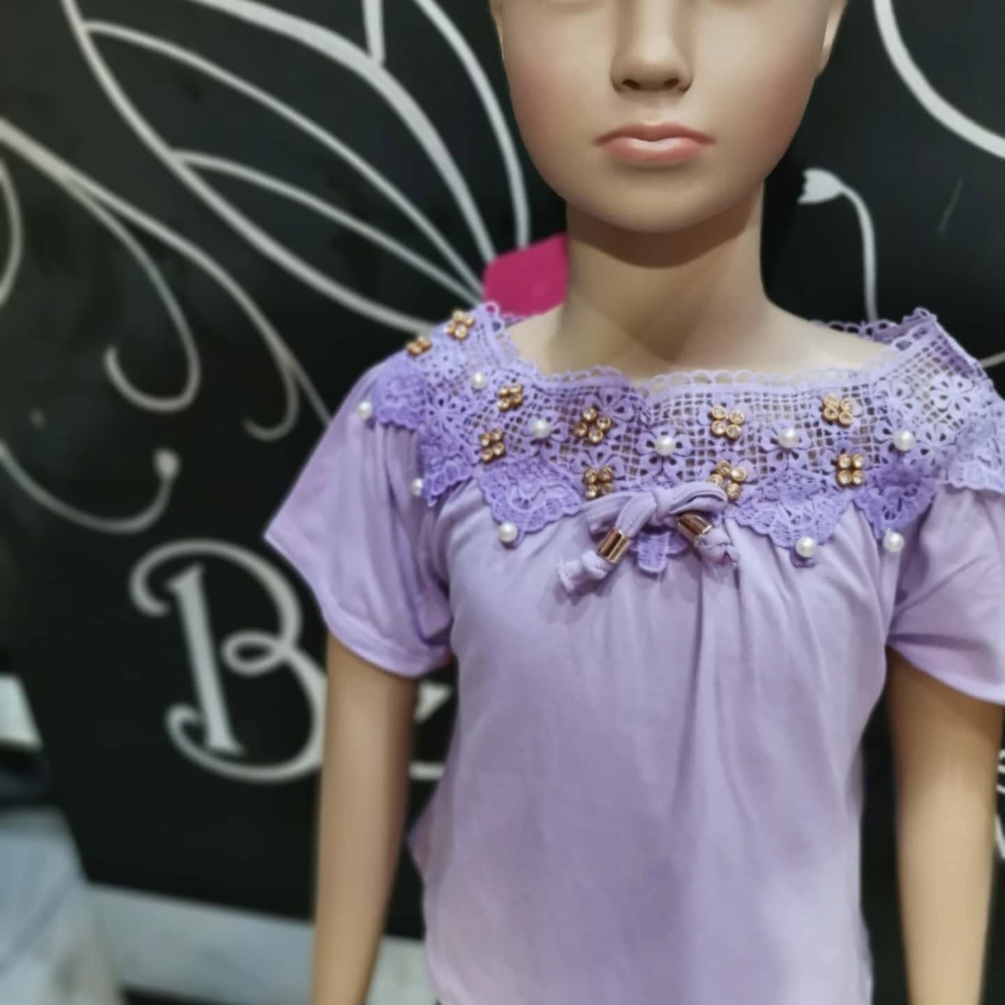 Blusa de niña con cuello de encaje, perlas y pedrería