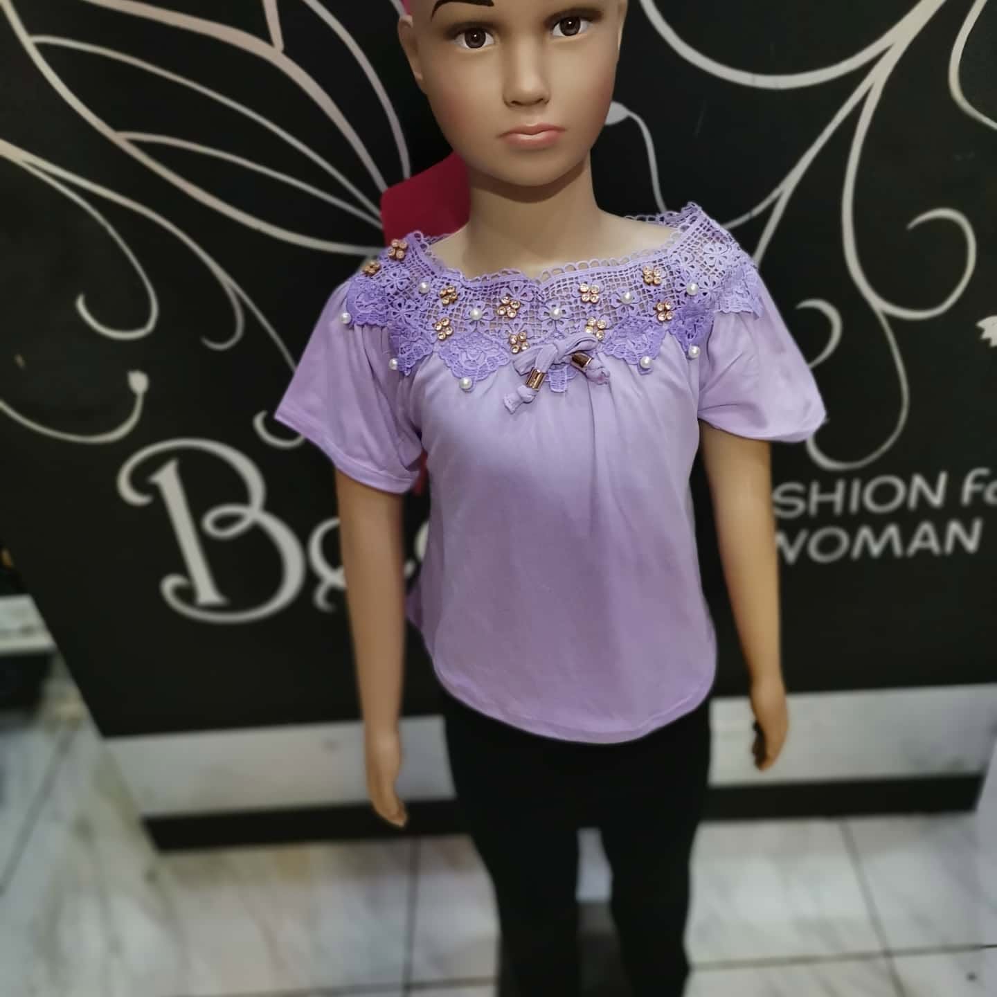 Blusa de niña con cuello de encaje, perlas y pedrería