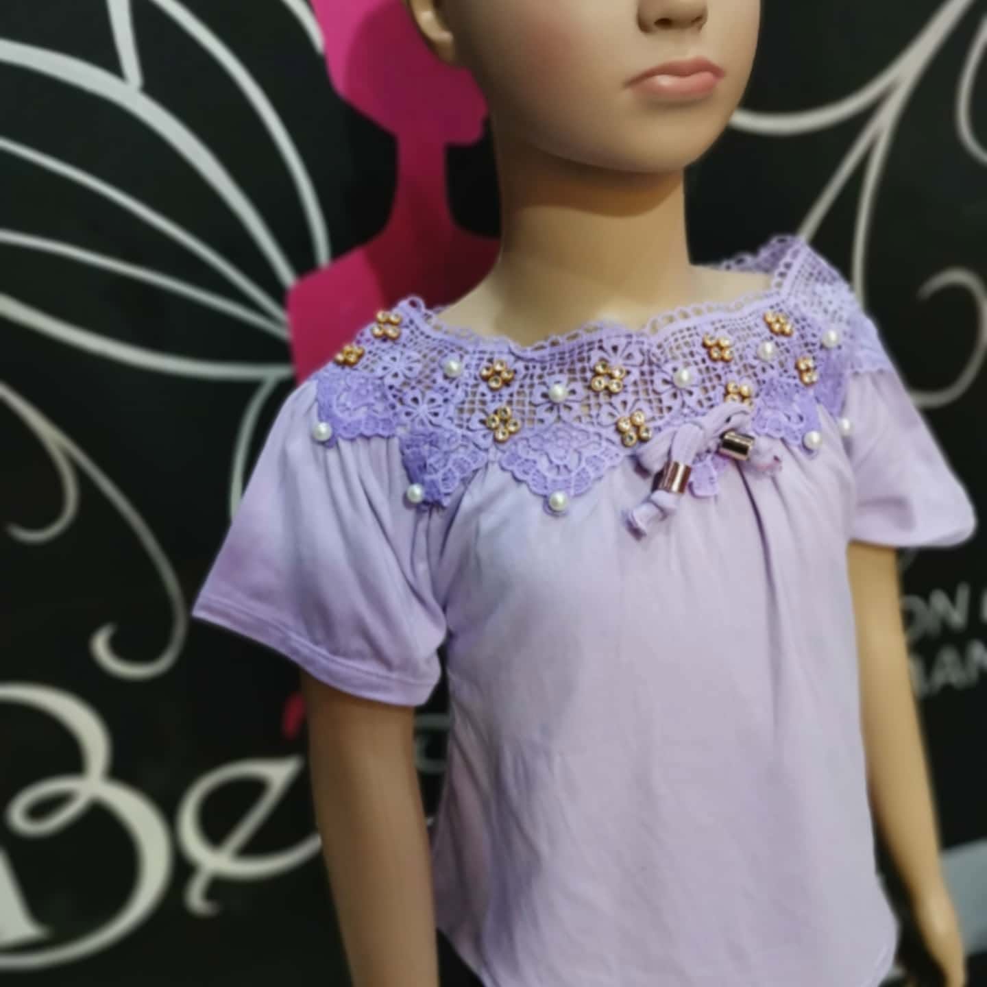 Blusa de niña con cuello de encaje, perlas y pedrería