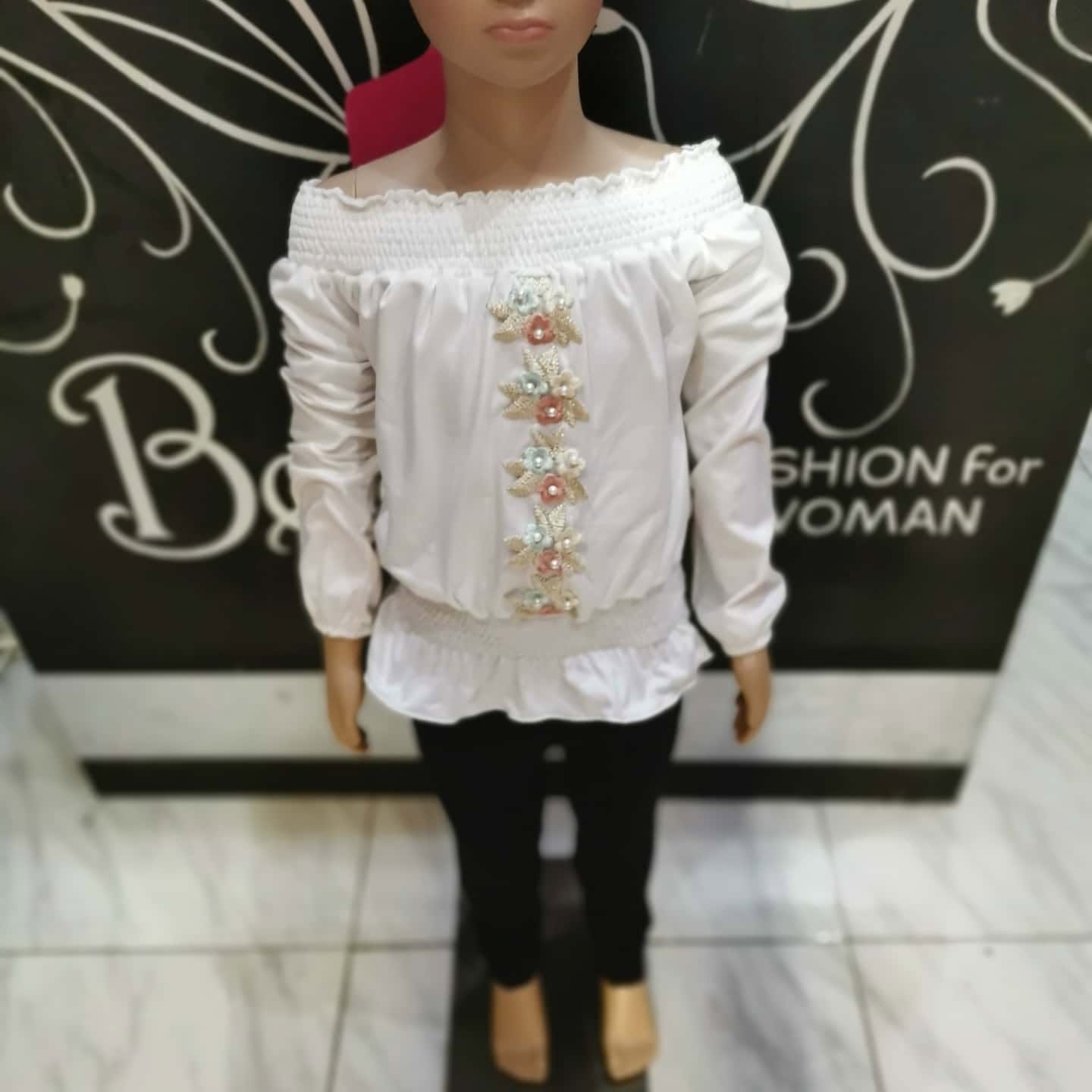 Blusa de niña con hombros descubiertos y flores bordadas con perlas