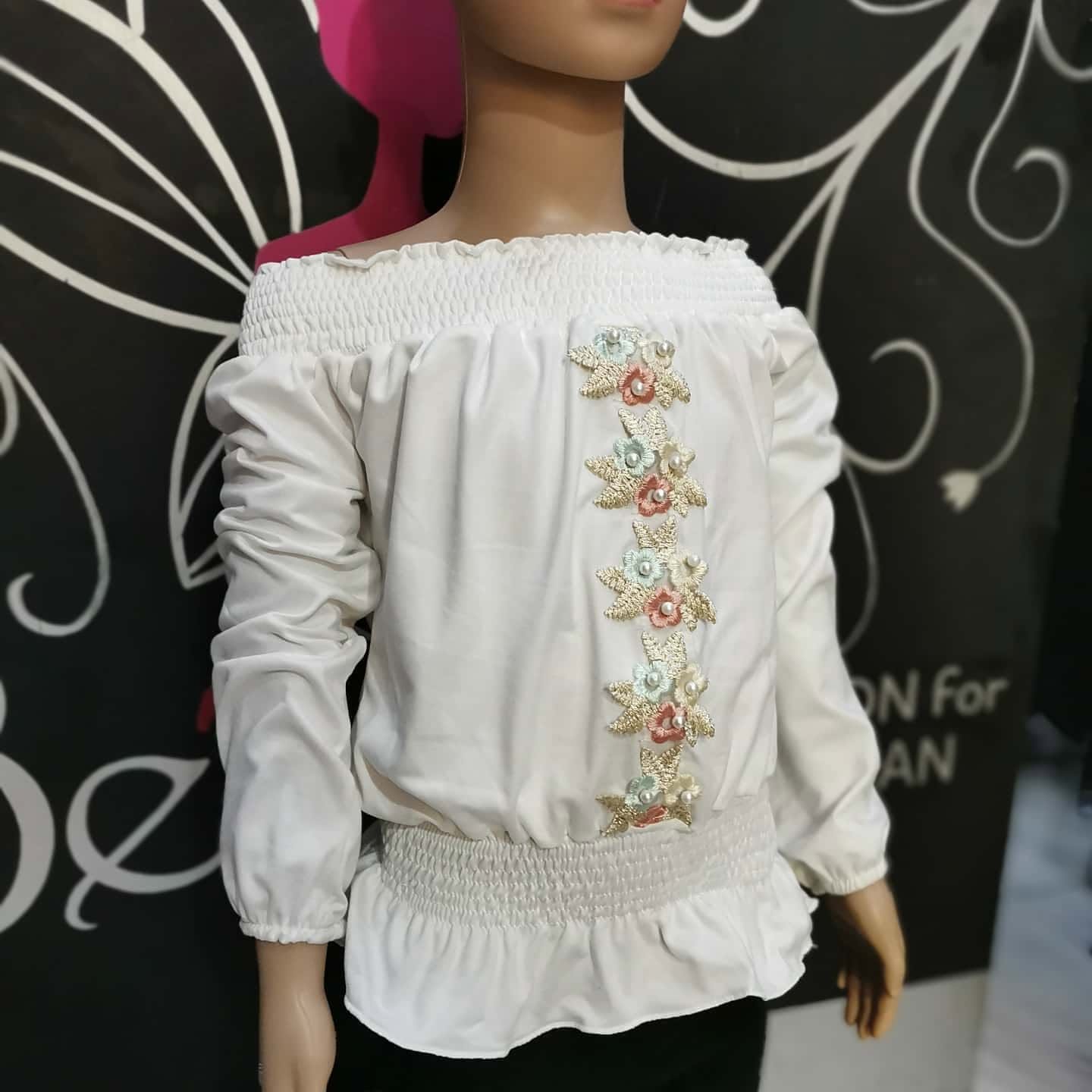 Blusa de niña con hombros descubiertos y flores bordadas con perlas
