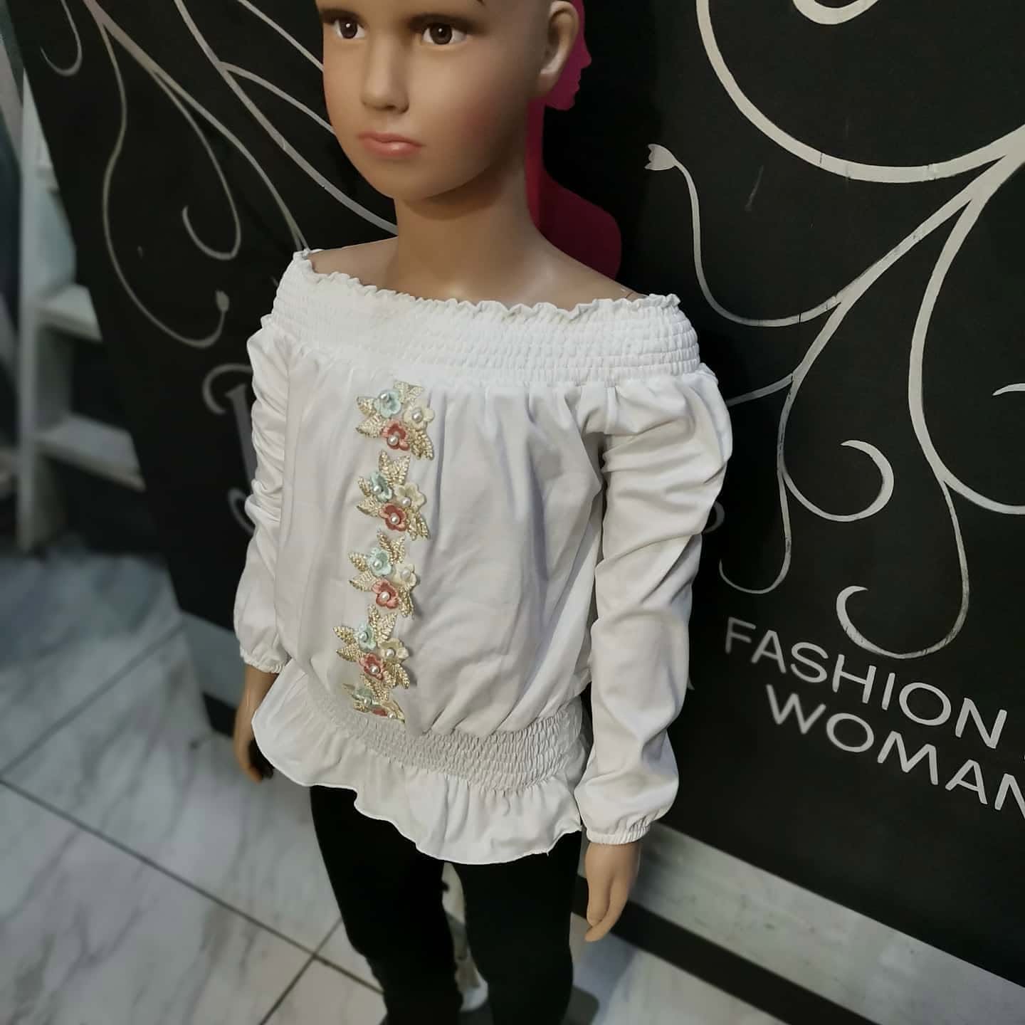 Blusa de niña con hombros descubiertos y flores bordadas con perlas