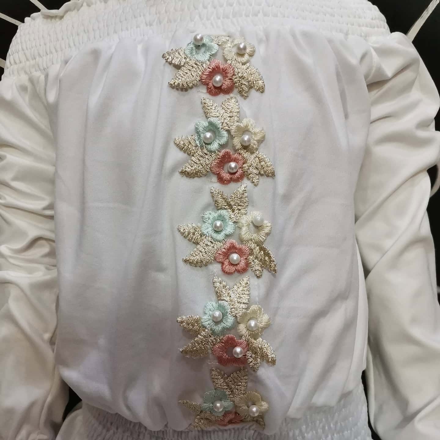 Blusa de niña con hombros descubiertos y flores bordadas con perlas