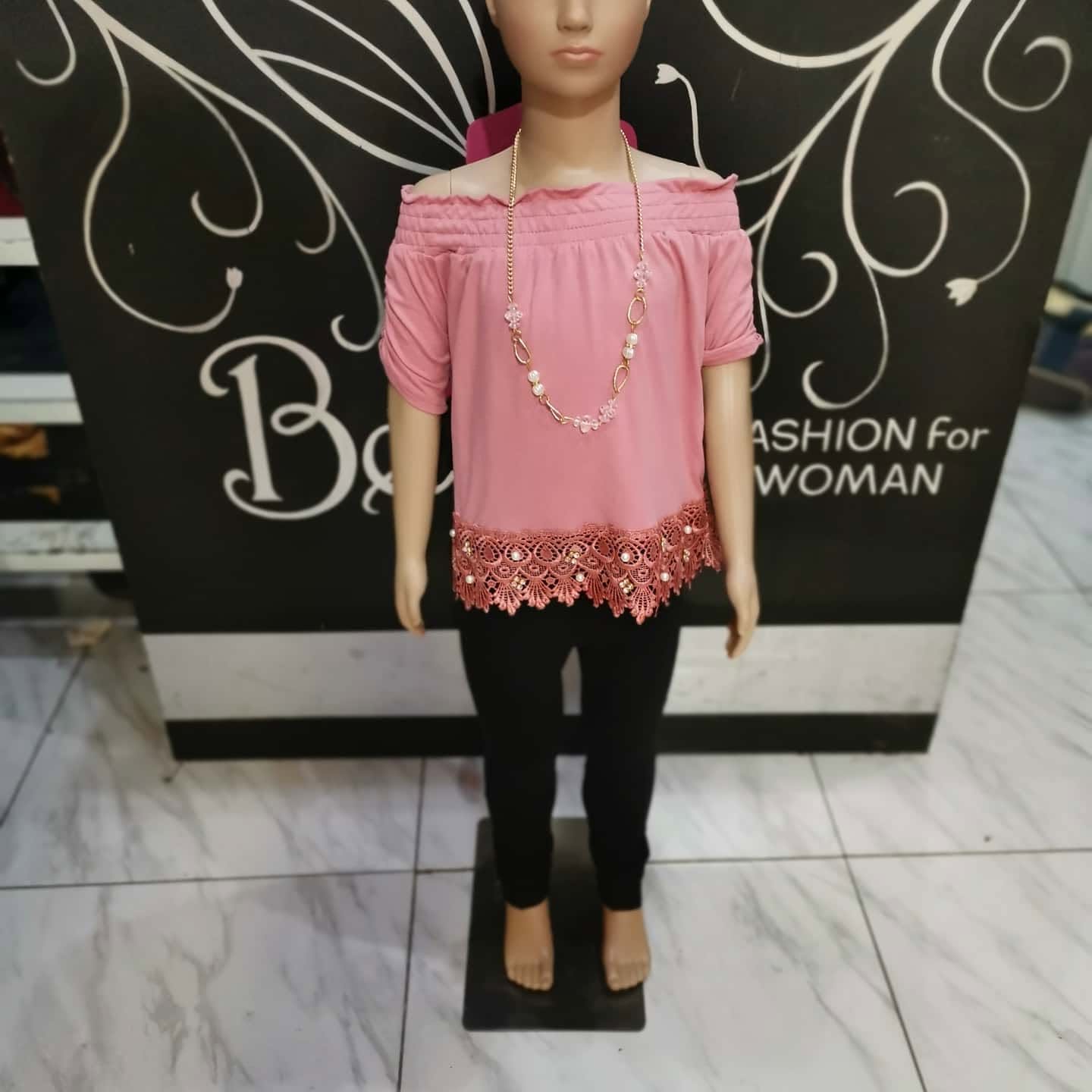 Blusa de niña con hombros descubiertos y encaje de perlas en el bajo