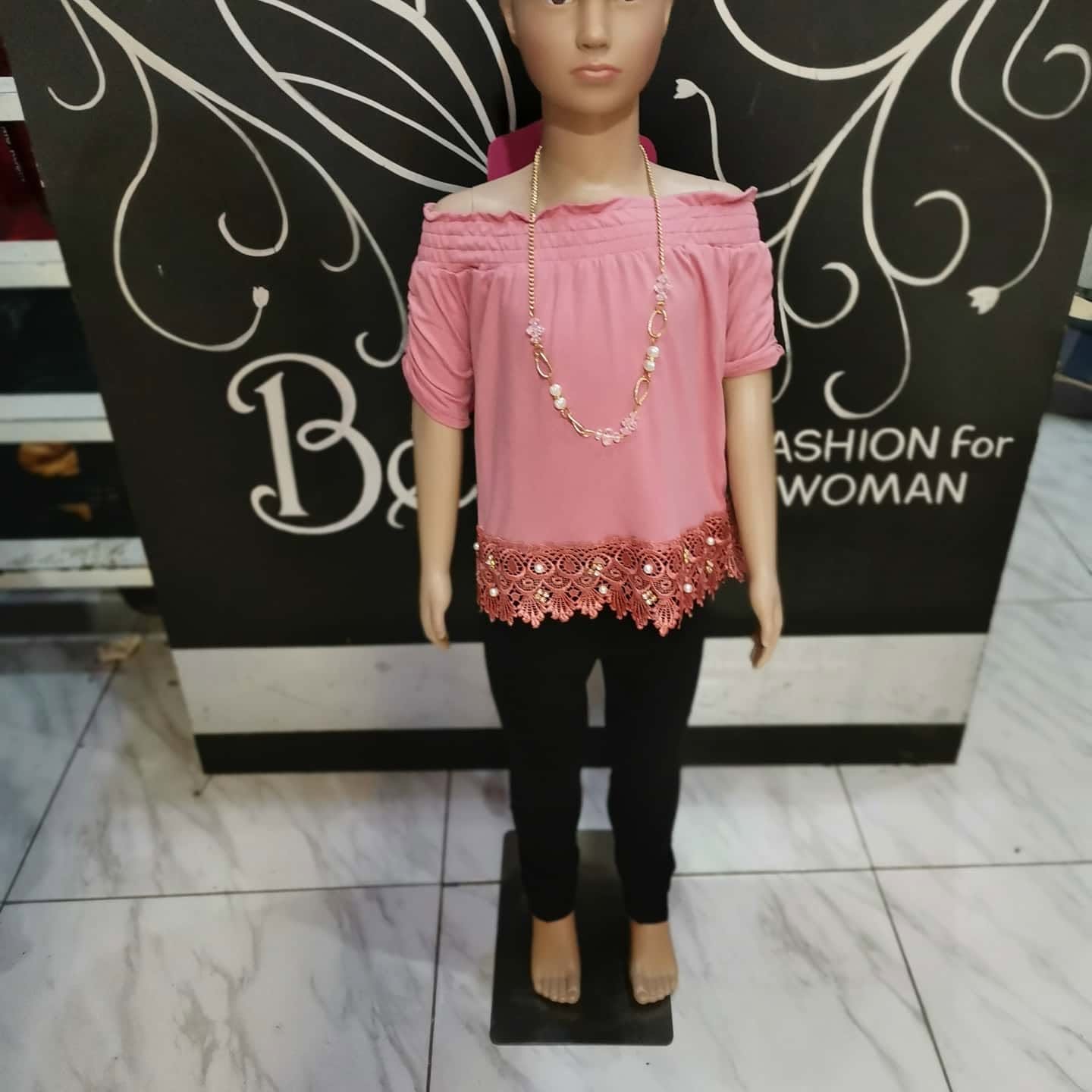 Blusa de niña con hombros descubiertos y encaje de perlas en el bajo