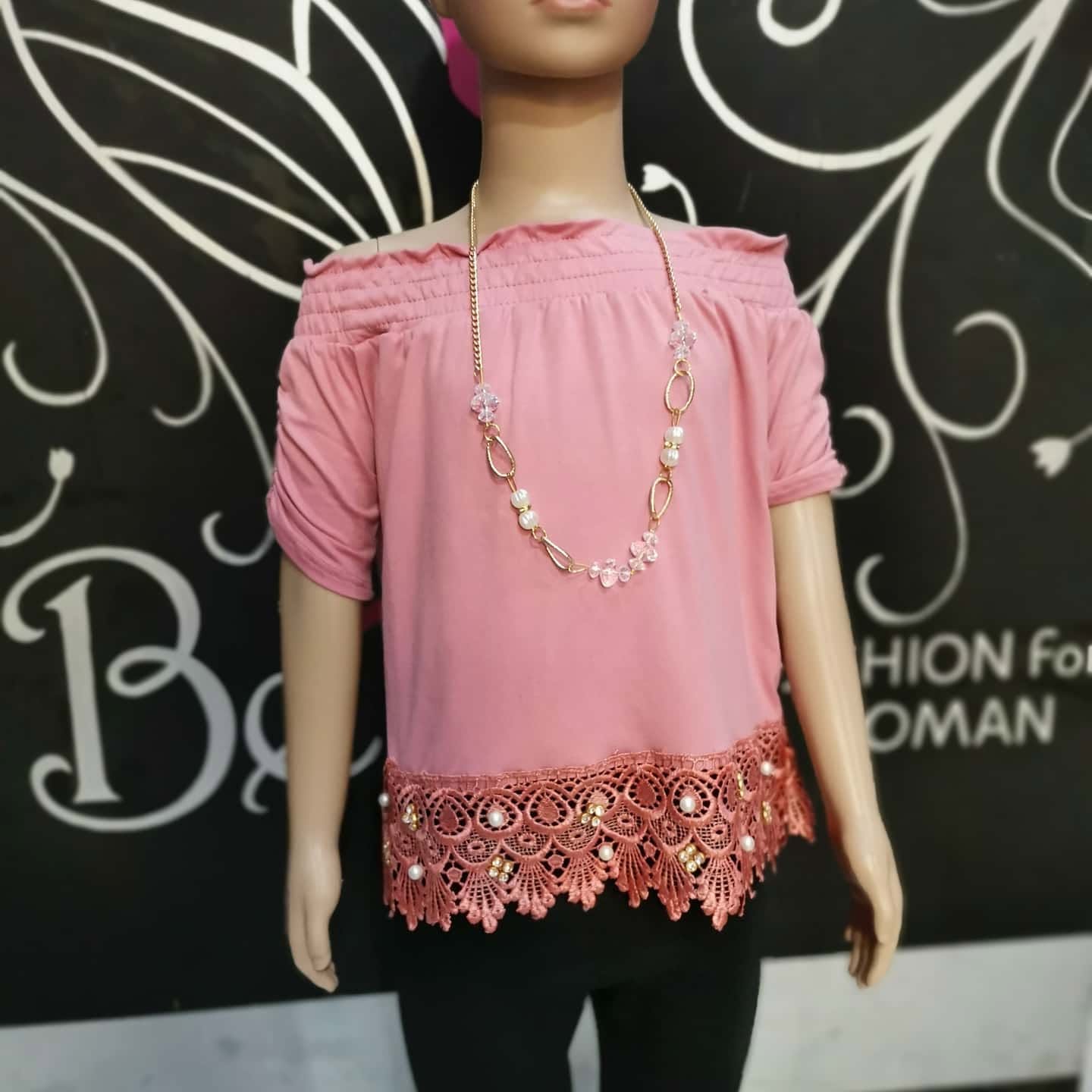Blusa de niña con hombros descubiertos y encaje de perlas en el bajo