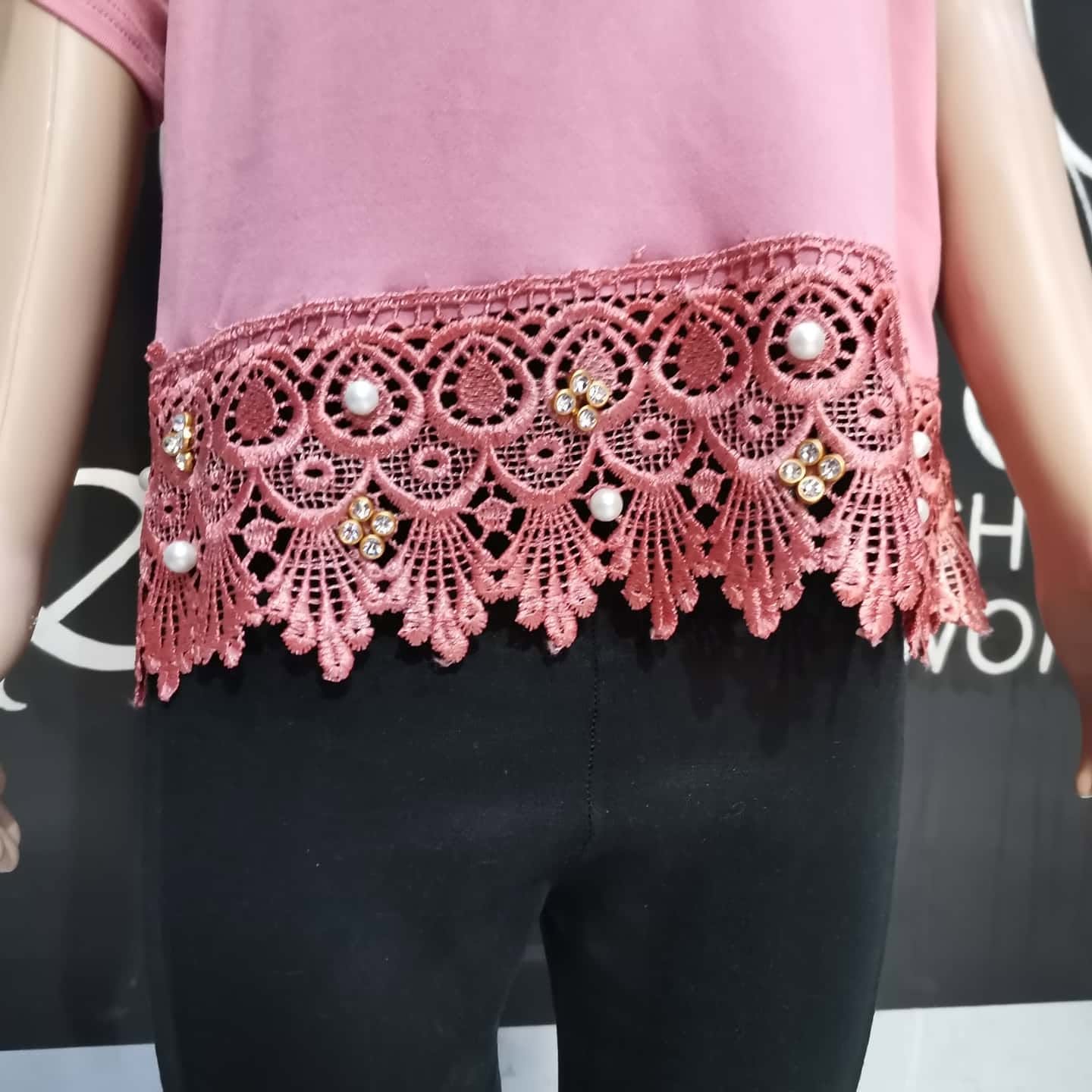 Blusa de niña con hombros descubiertos y encaje de perlas en el bajo