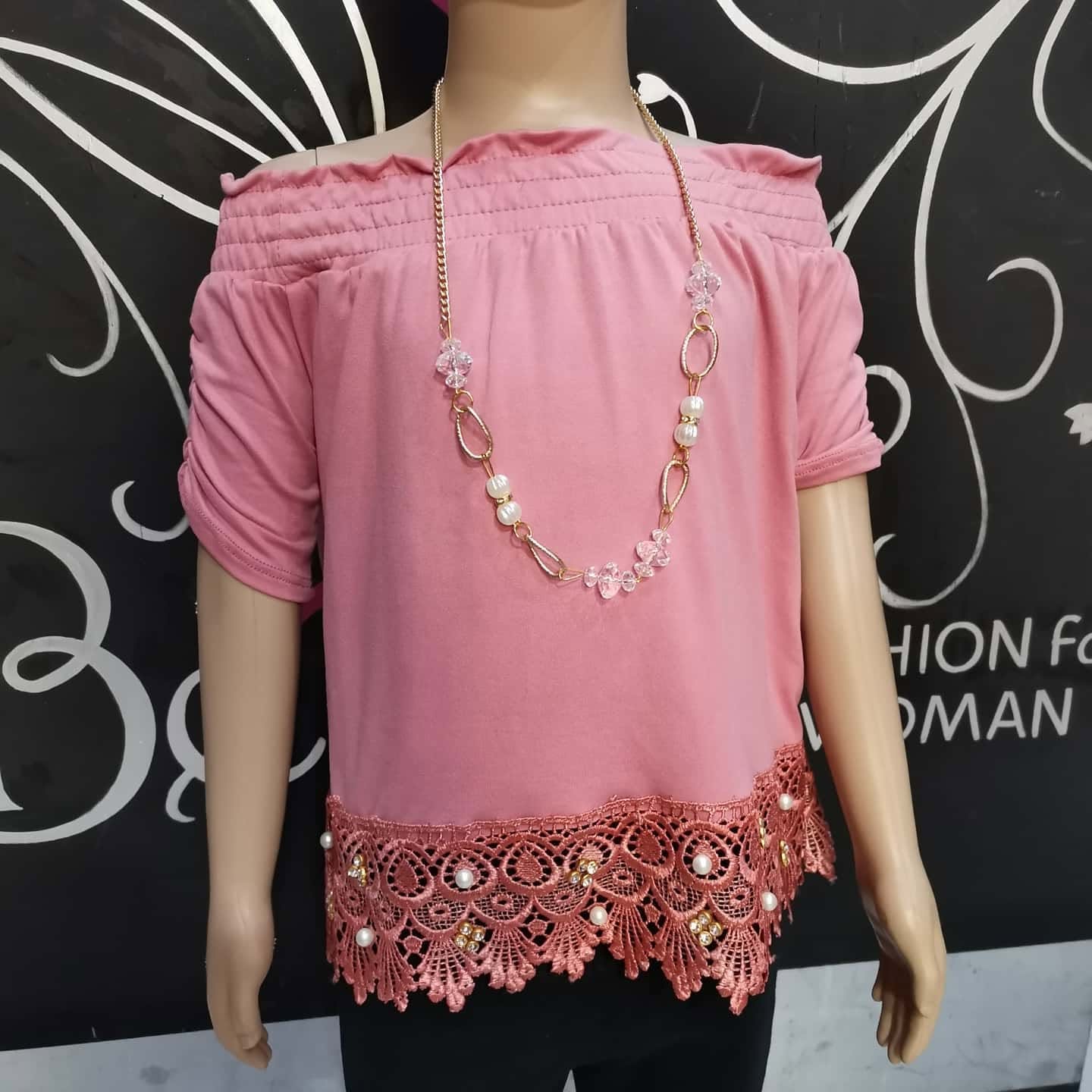 Blusa de niña con hombros descubiertos y encaje de perlas en el bajo
