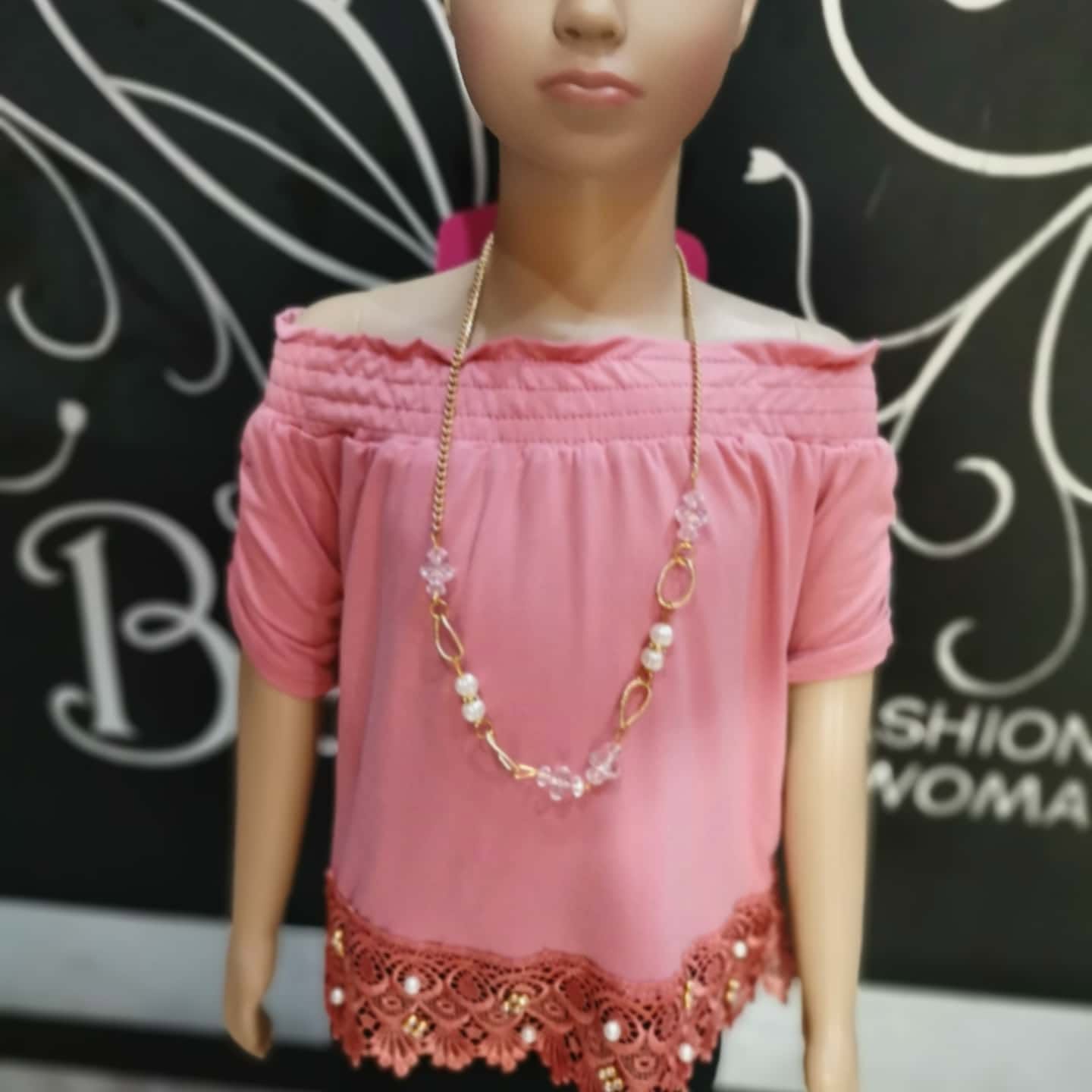 Blusa de niña con hombros descubiertos y encaje de perlas en el bajo