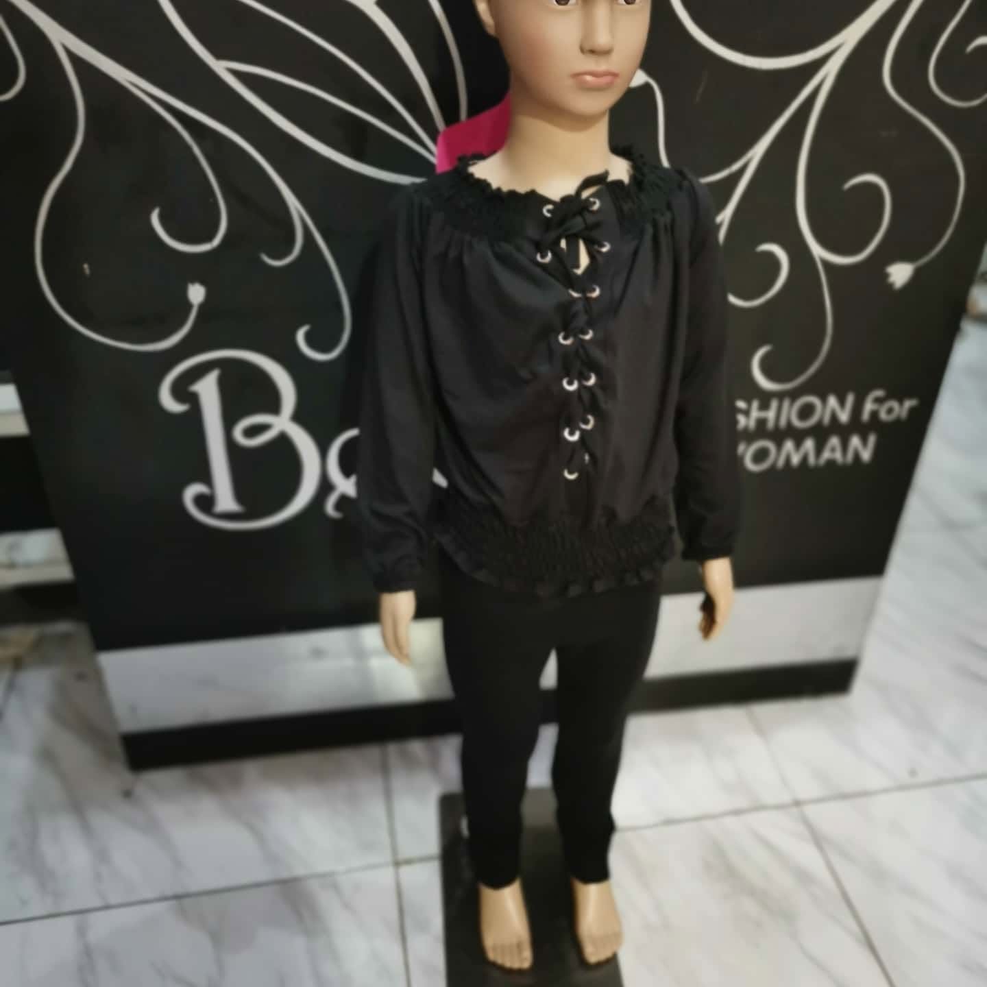 Blusa de niña manga larga con agujetas y cintura fruncida