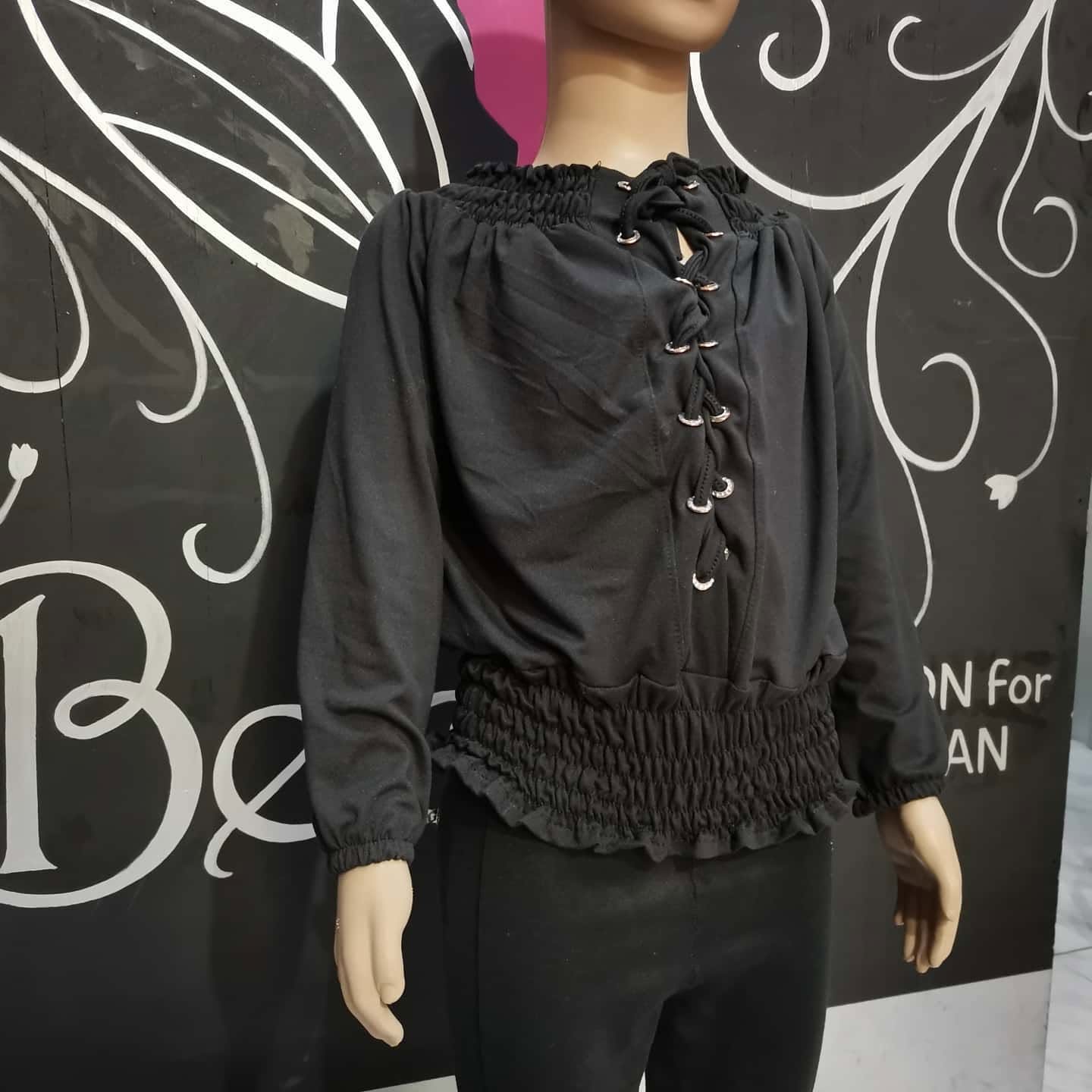 Blusa de niña manga larga con agujetas y cintura fruncida