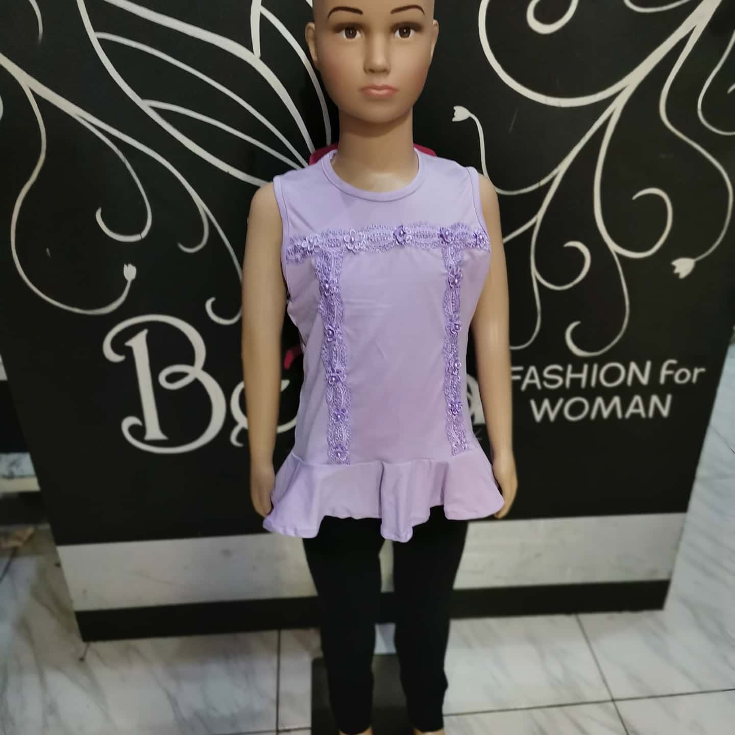 Blusa de niña sin mangas con aplicación de encaje y olán