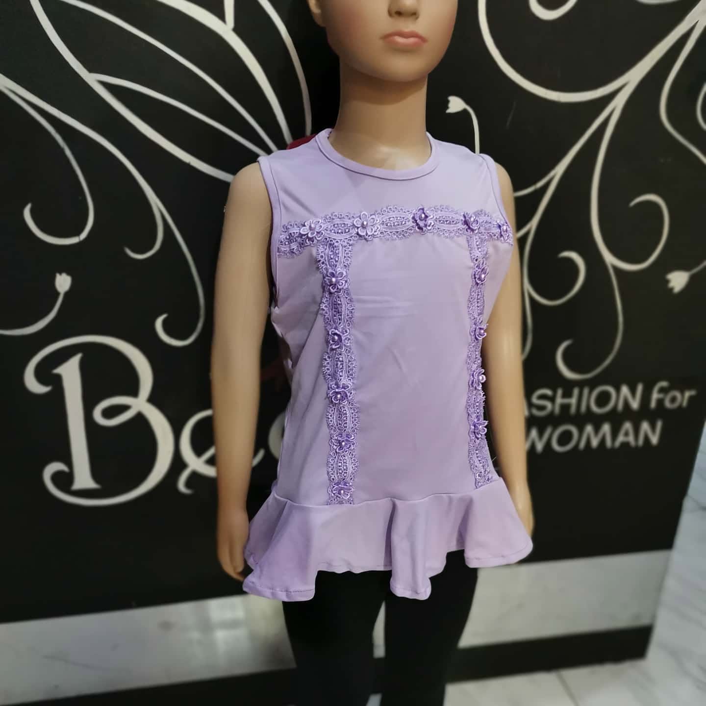 Blusa de niña sin mangas con aplicación de encaje y olán