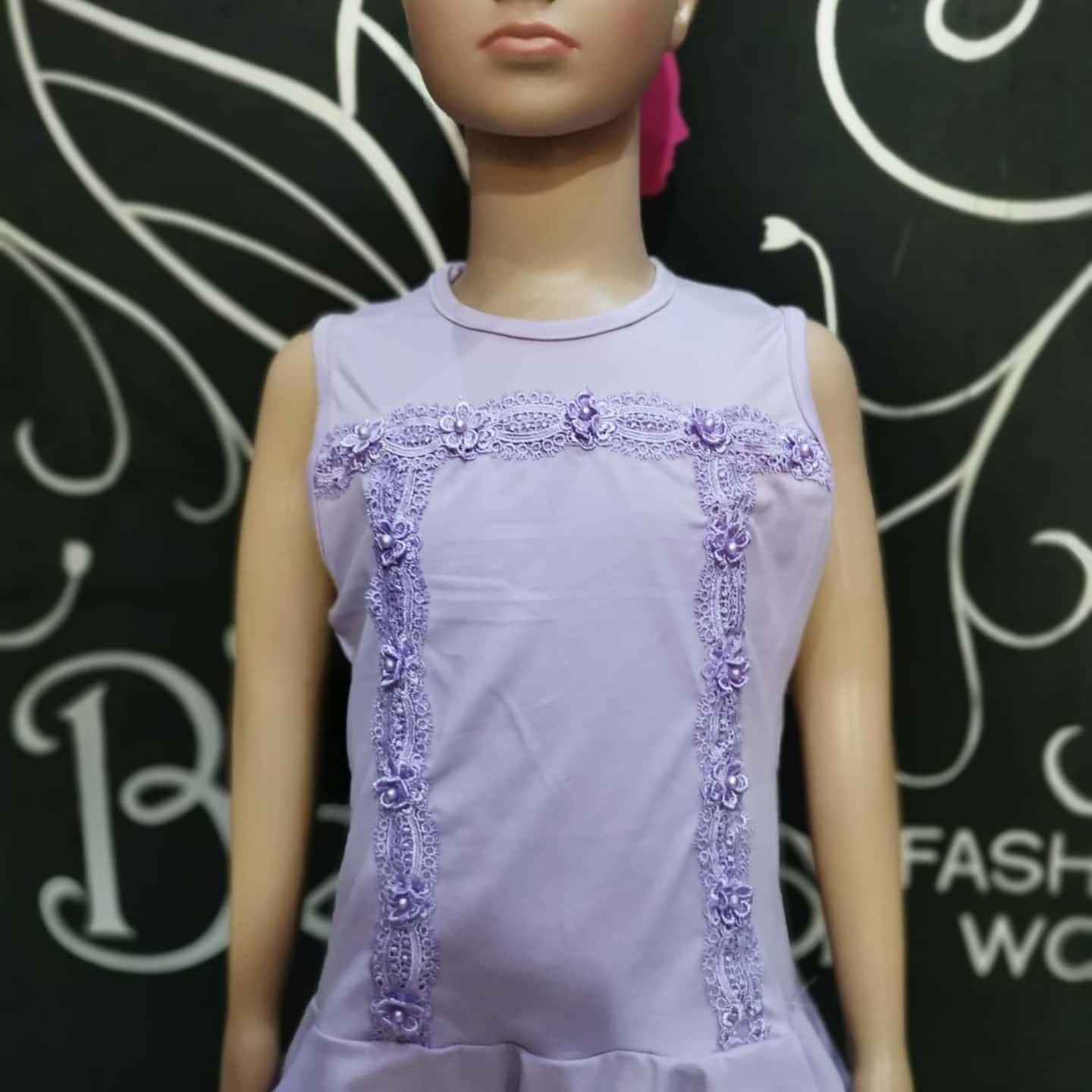 Blusa de niña sin mangas con aplicación de encaje y olán