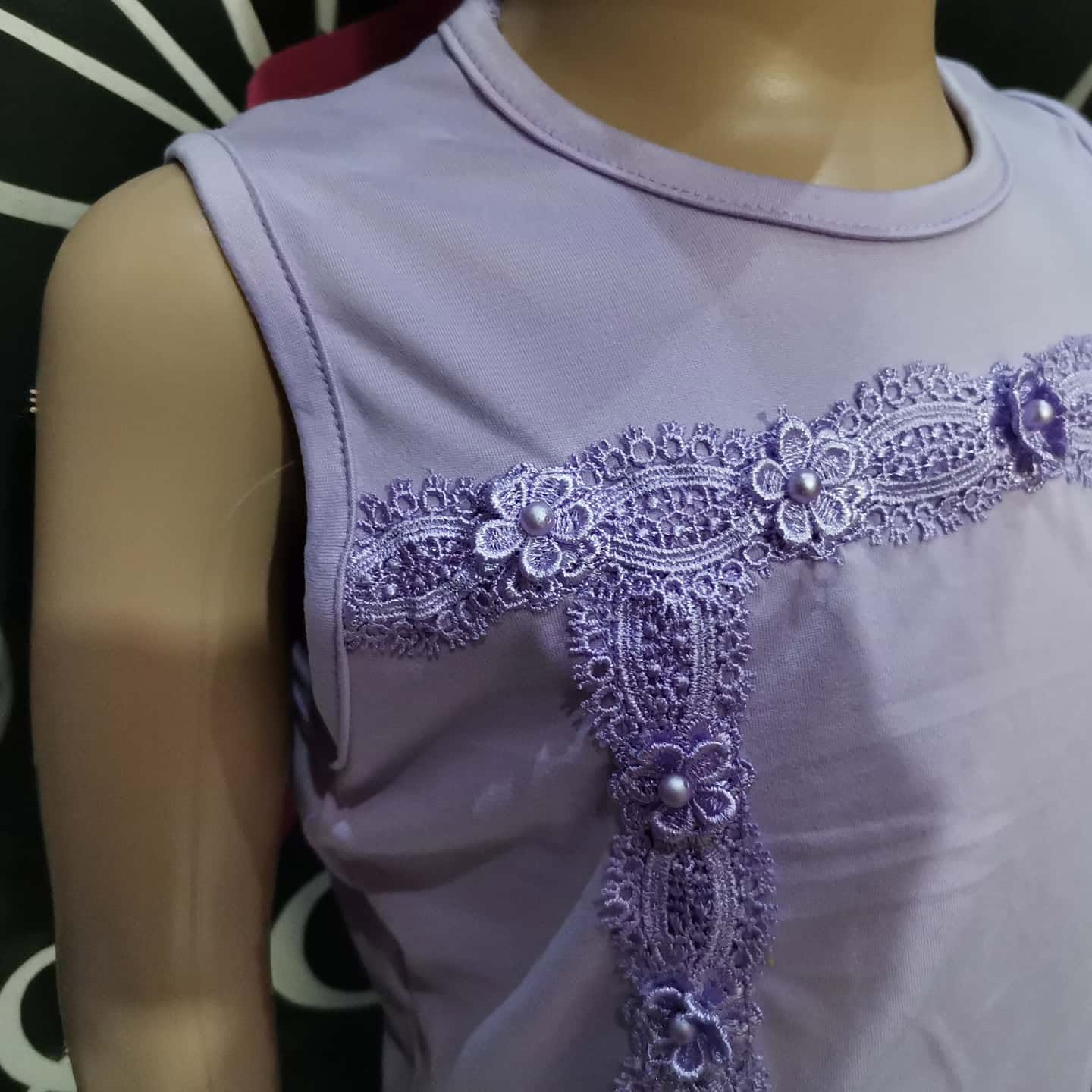 Blusa de niña sin mangas con aplicación de encaje y olán