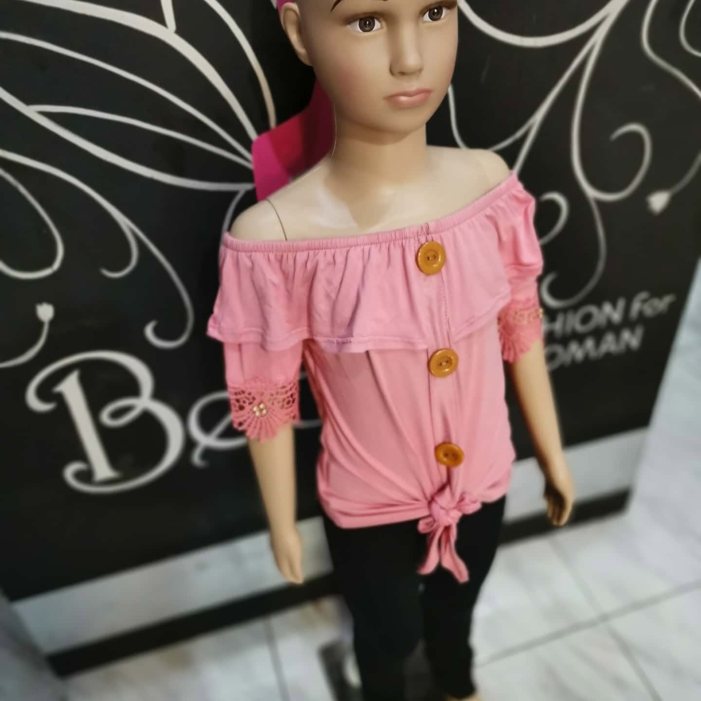Blusa campesina de niña con botones de madera y mangas de encaje