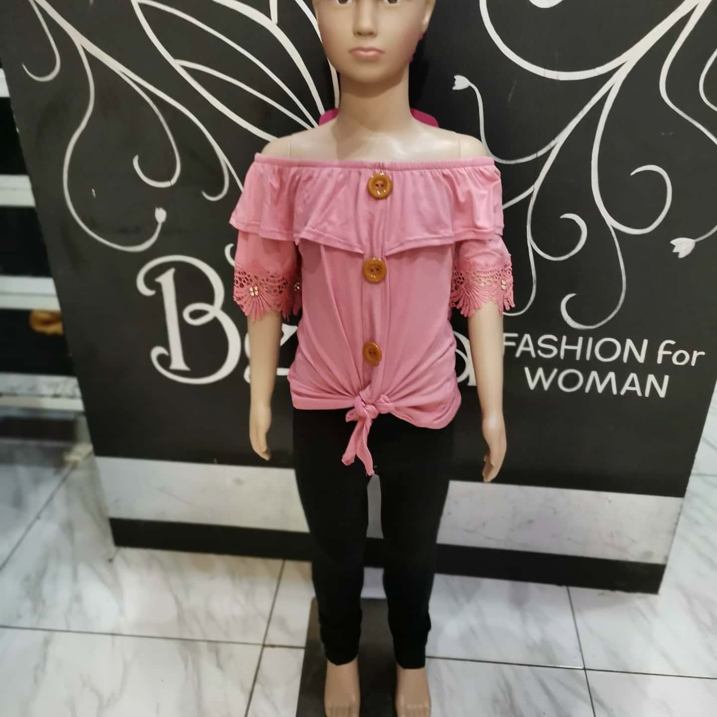 Blusa campesina de niña con botones de madera y mangas de encaje