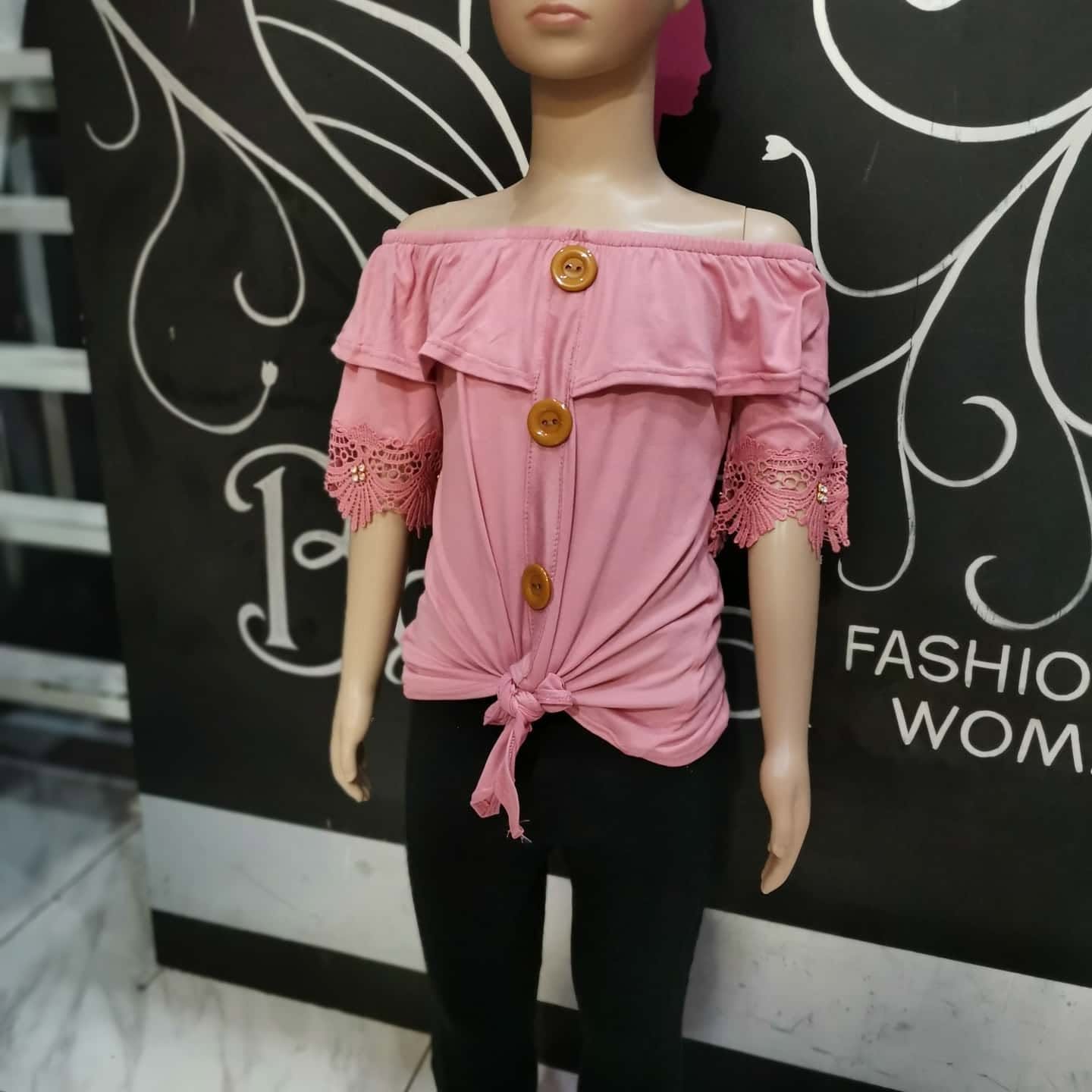 Blusa campesina de niña con botones de madera y mangas de encaje