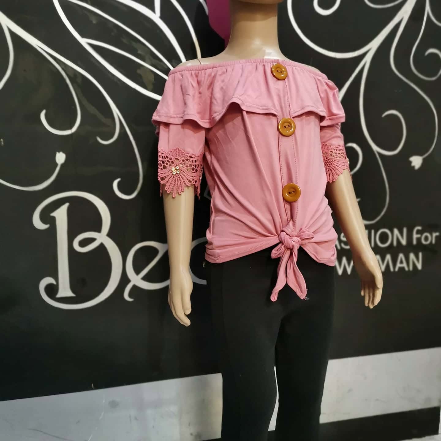 Blusa campesina de niña con botones de madera y mangas de encaje