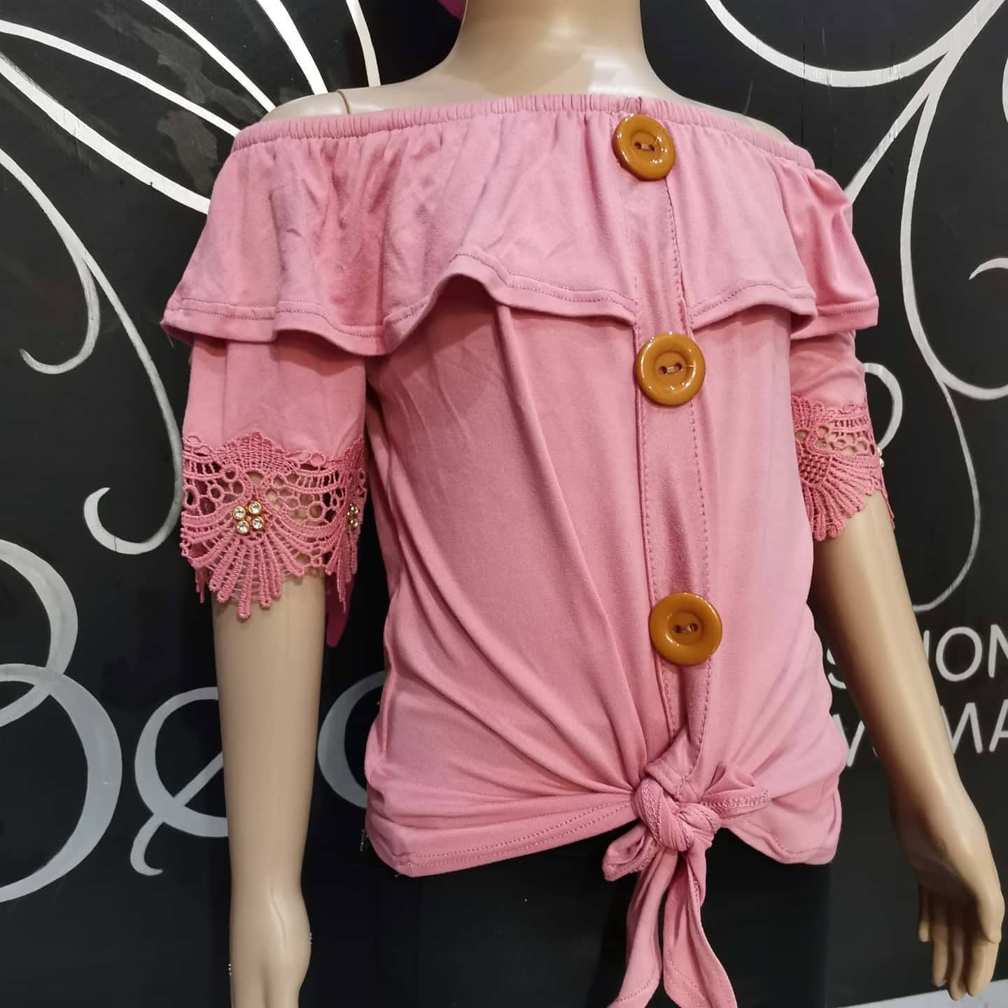 Blusa campesina de niña con botones de madera y mangas de encaje
