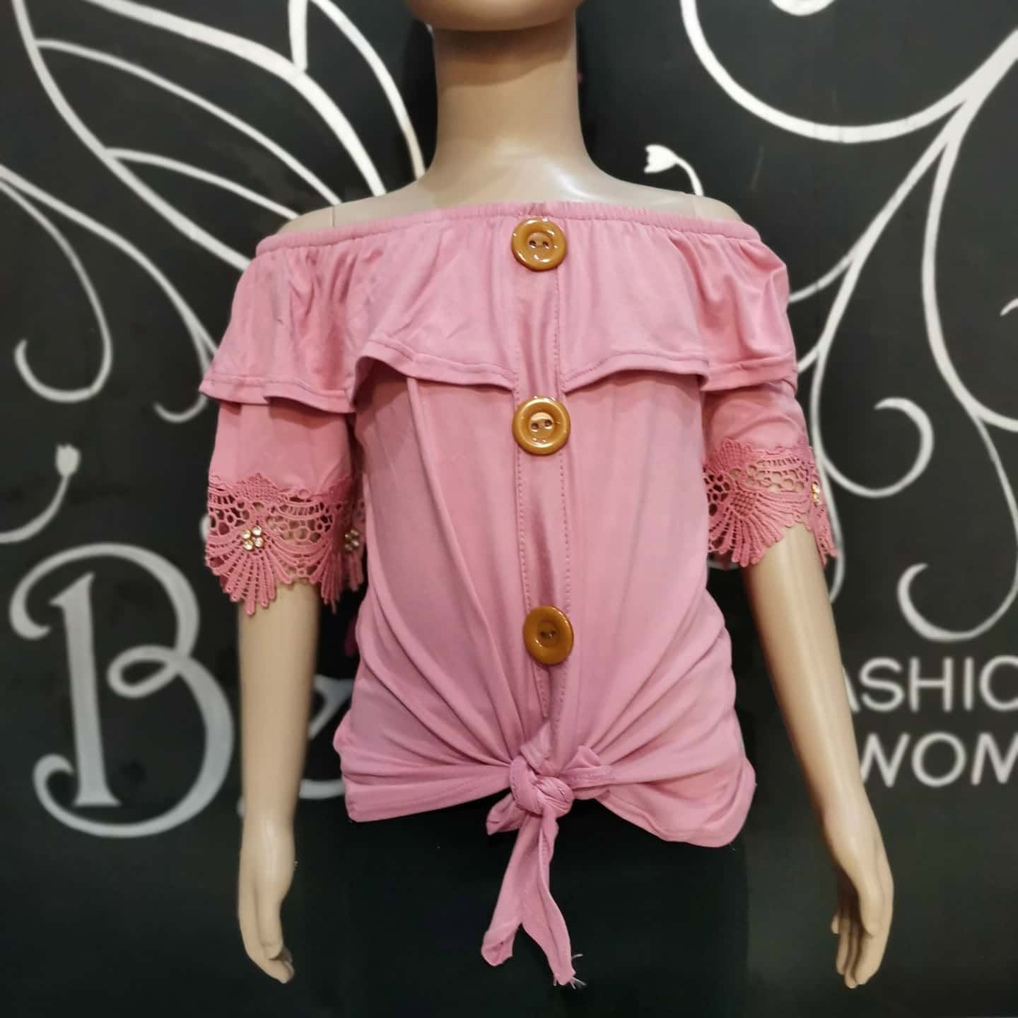 Blusa campesina de niña con botones de madera y mangas de encaje