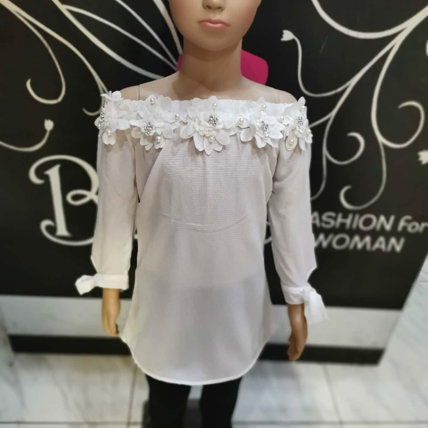 Blusa de niña con hombros descubiertos y flores de encaje con perlas