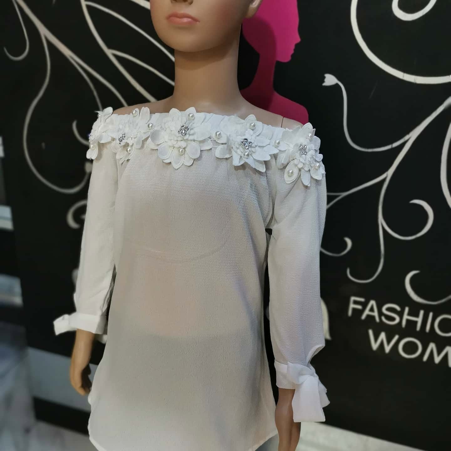 Blusa de niña con hombros descubiertos y flores de encaje con perlas