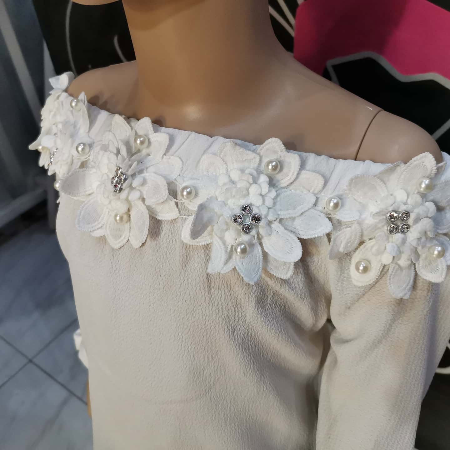 Blusa de niña con hombros descubiertos y flores de encaje con perlas