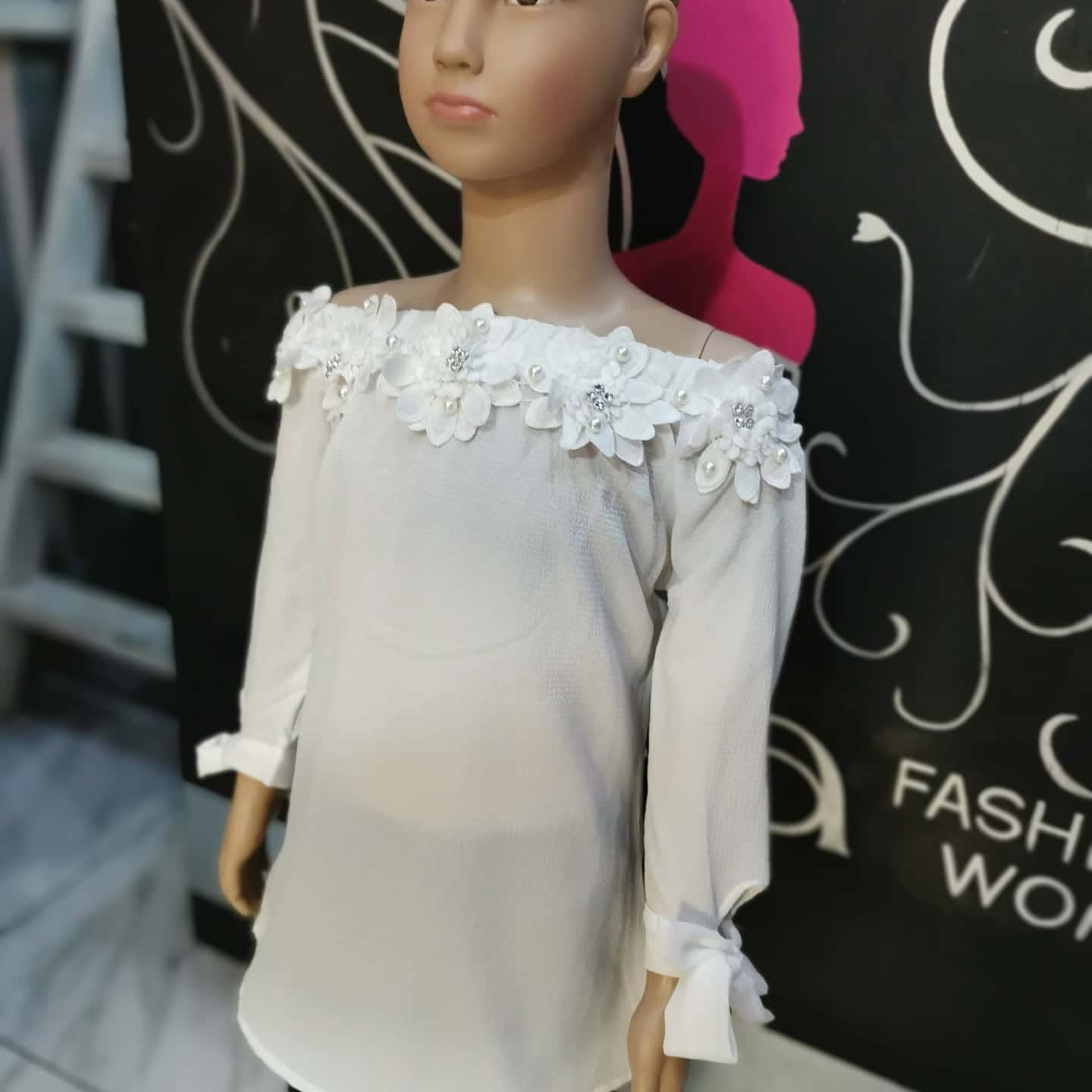 Blusa de niña con hombros descubiertos y flores de encaje con perlas