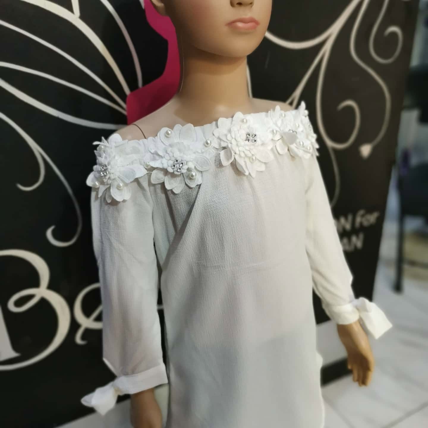 Blusa de niña con hombros descubiertos y flores de encaje con perlas