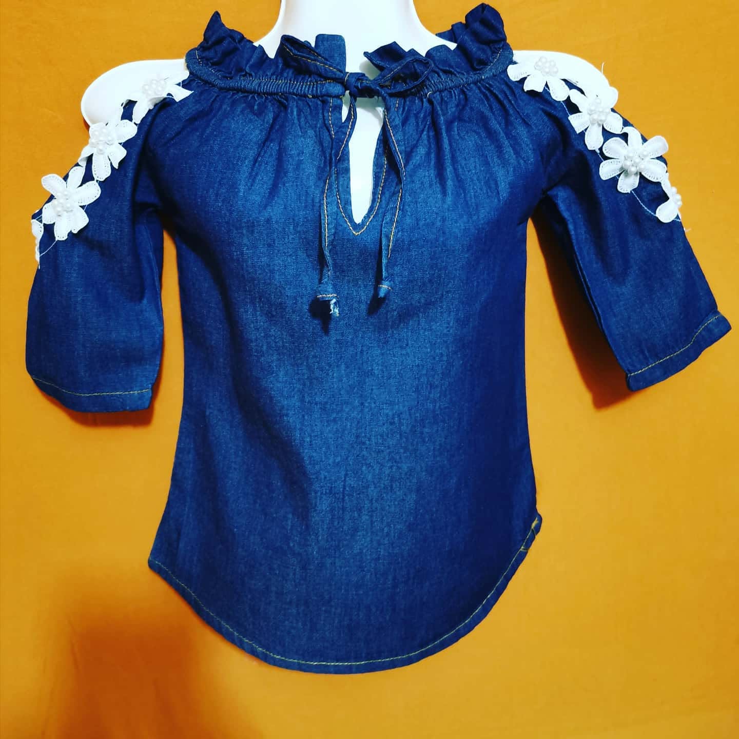 Blusa de mezclilla de niña con hombros descubiertos y margaritas de perlas