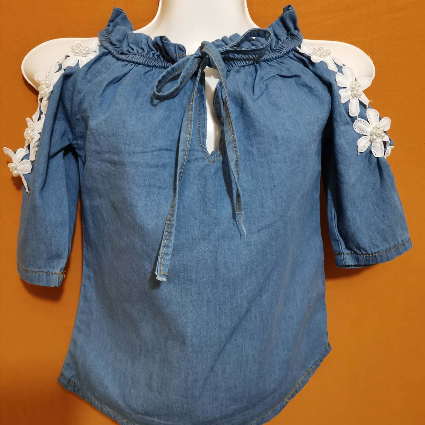 Blusa de mezclilla de niña con hombros descubiertos y margaritas de perlas