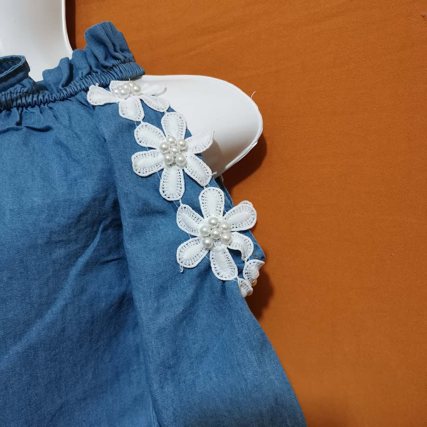Blusa de mezclilla de niña con hombros descubiertos y margaritas de perlas