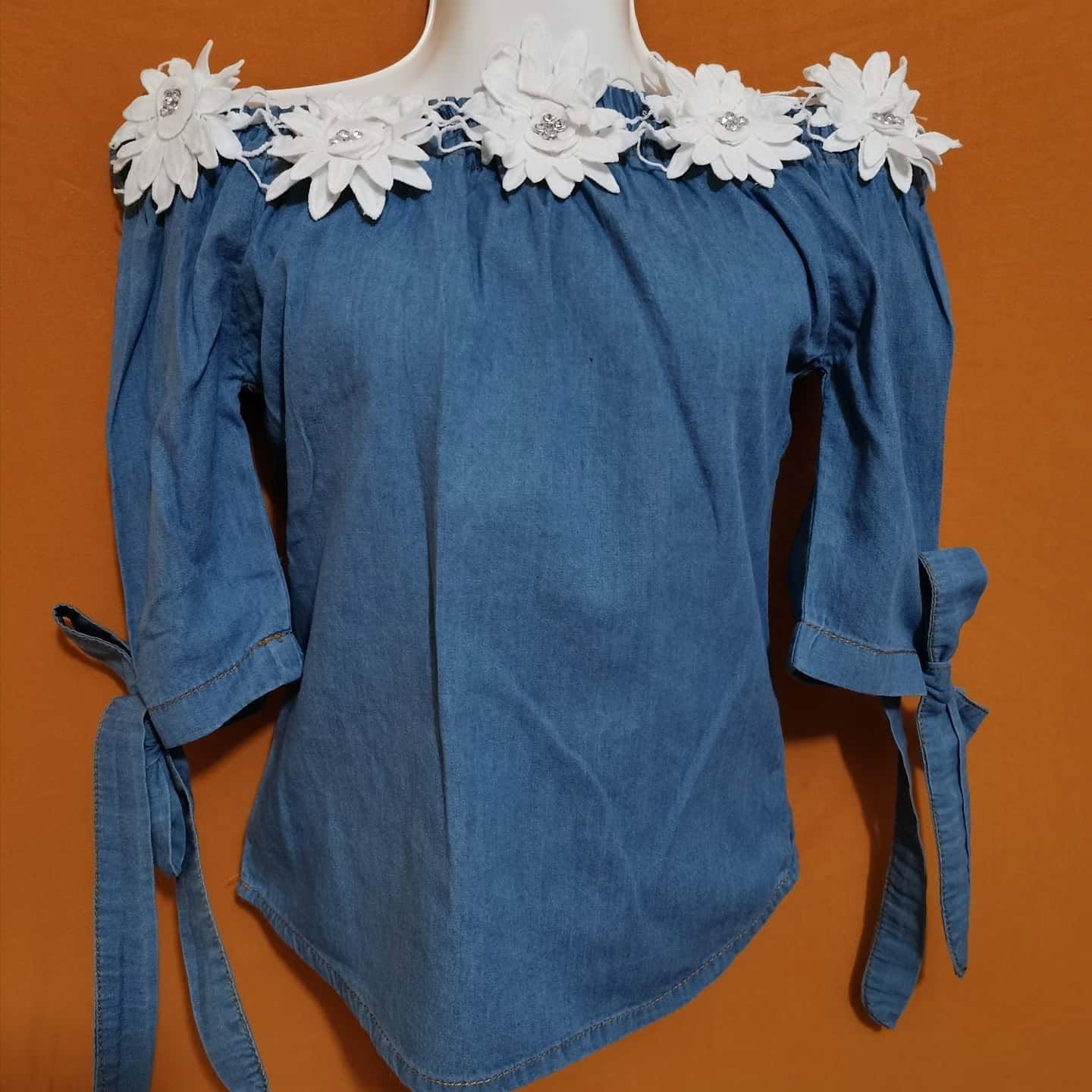 Blusa de mezclilla de niña con hombros descubiertos y flores de encaje