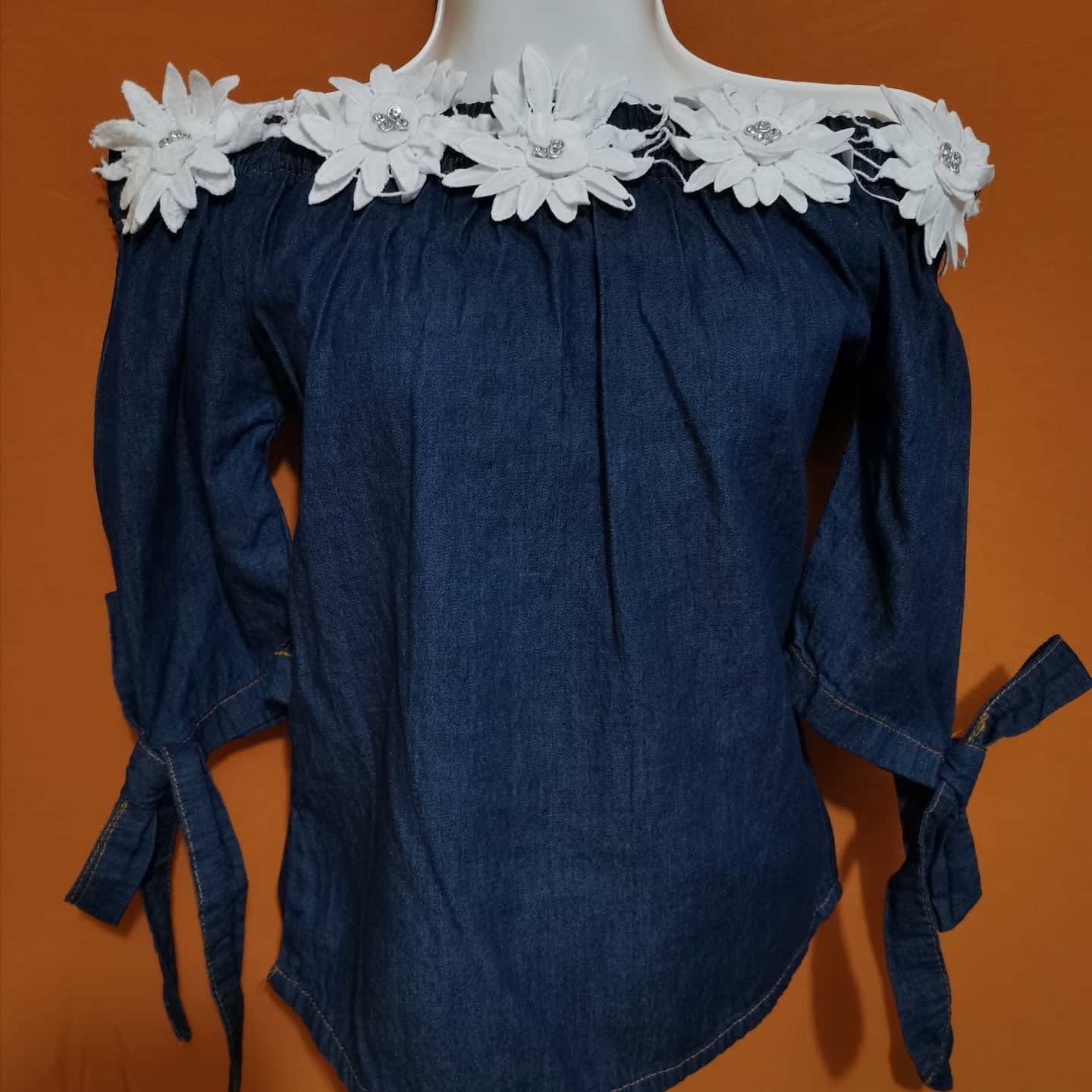 Blusa de mezclilla de niña con hombros descubiertos y flores de encaje