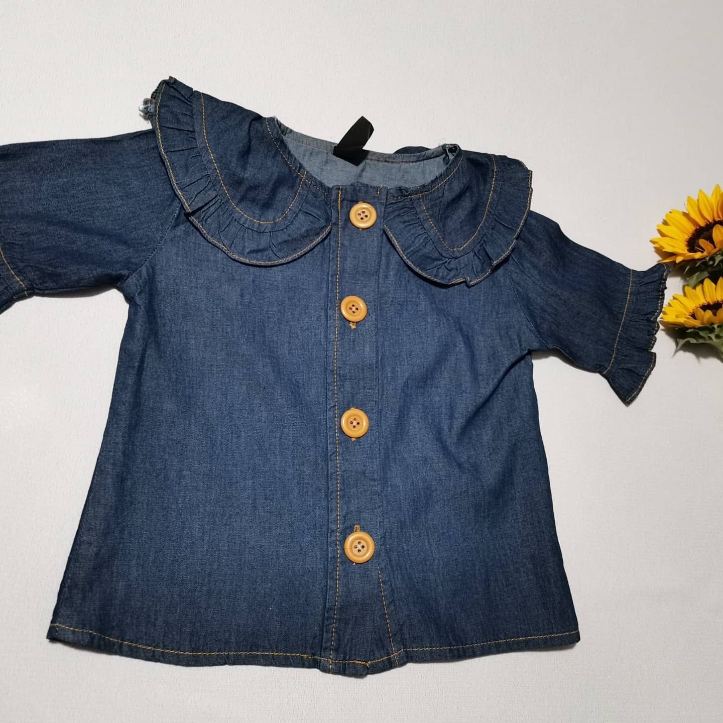 Blusa de mezclilla de niña con cuello de olán y botones de madera