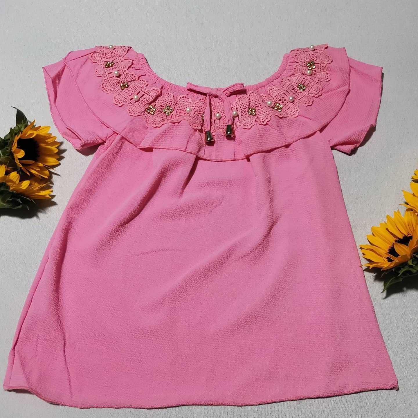 Blusa campesina de niña con cuello de encaje y perlas