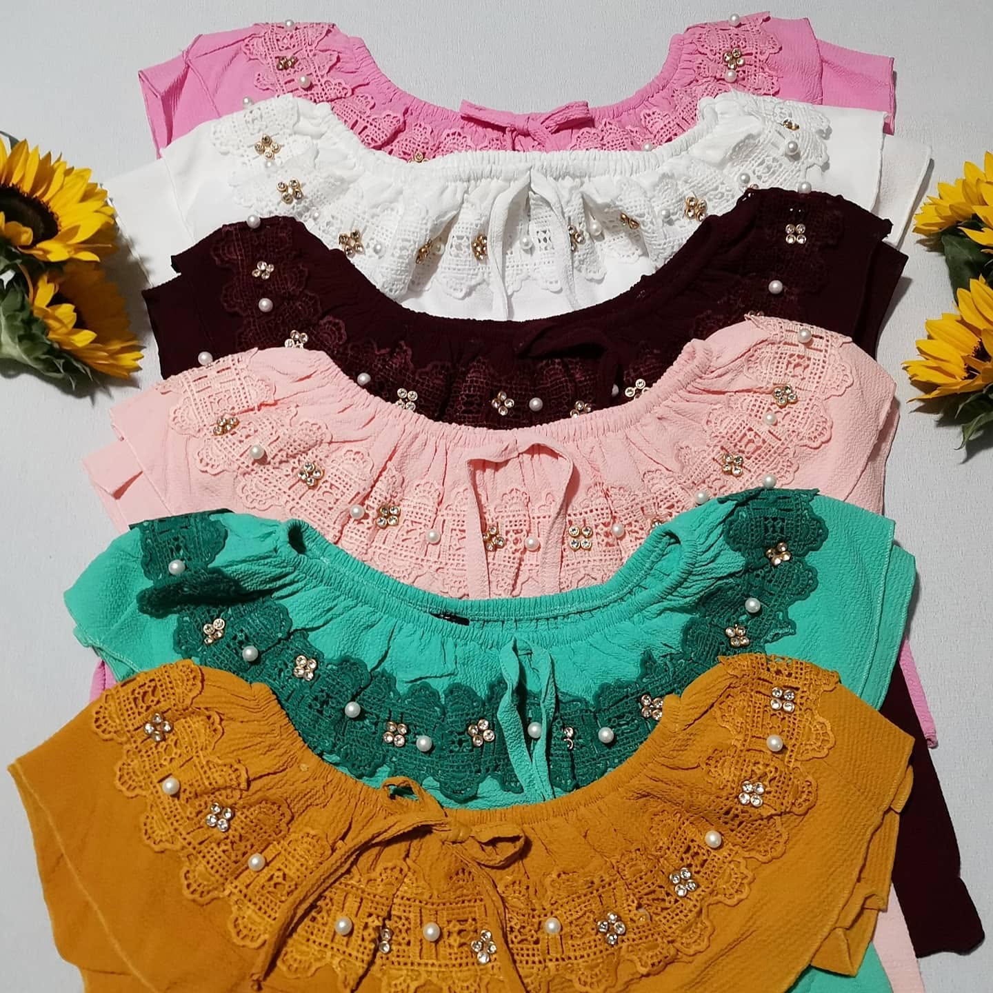 Blusa campesina de niña con cuello de encaje y perlas