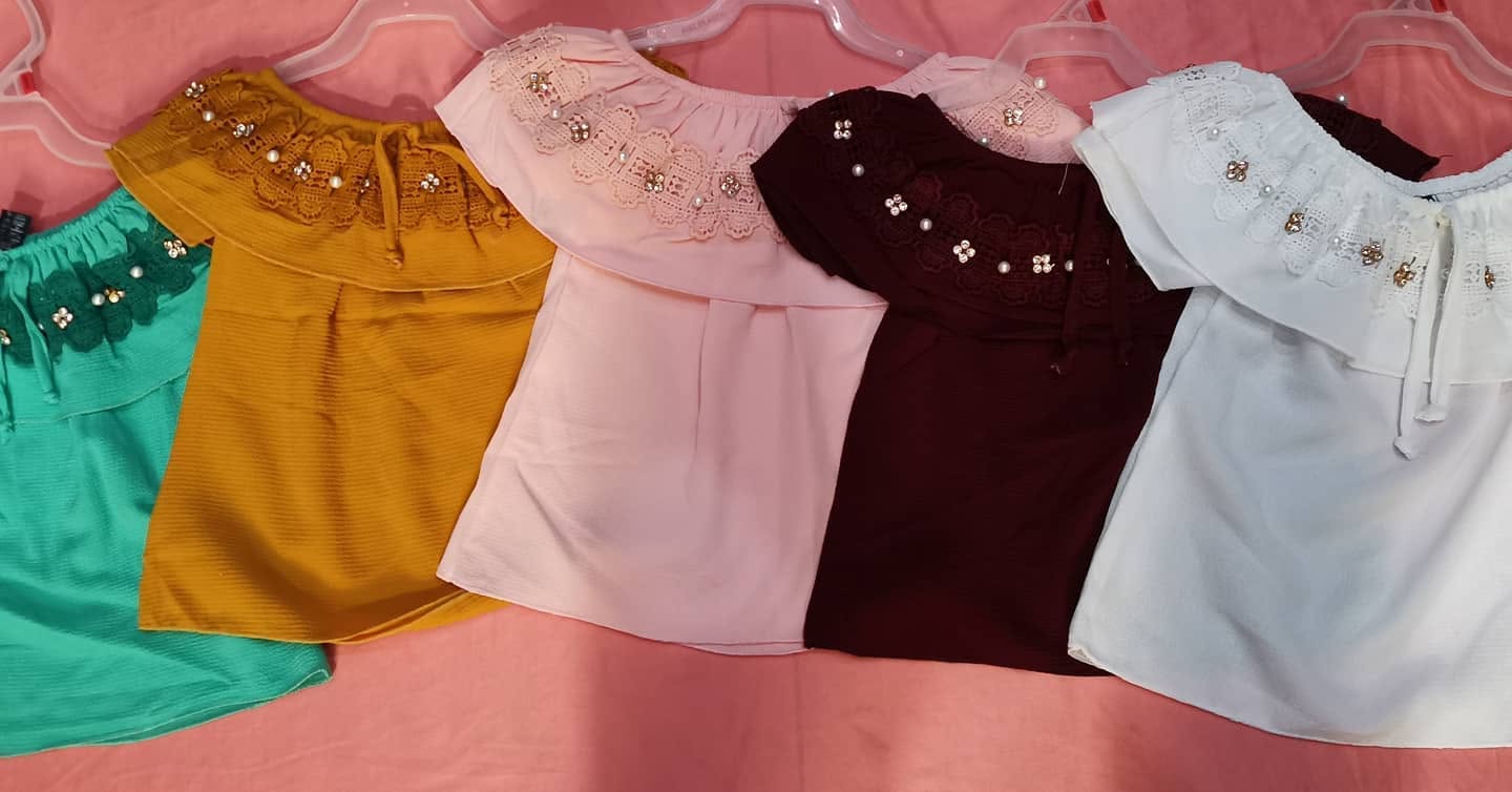 Blusa campesina de niña con cuello de encaje y perlas