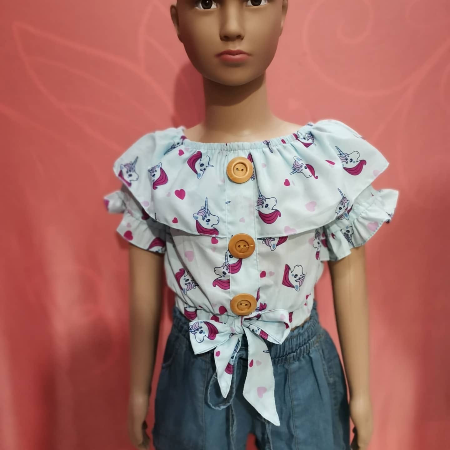 Blusa campesina de niña estampada con olán y botones de madera