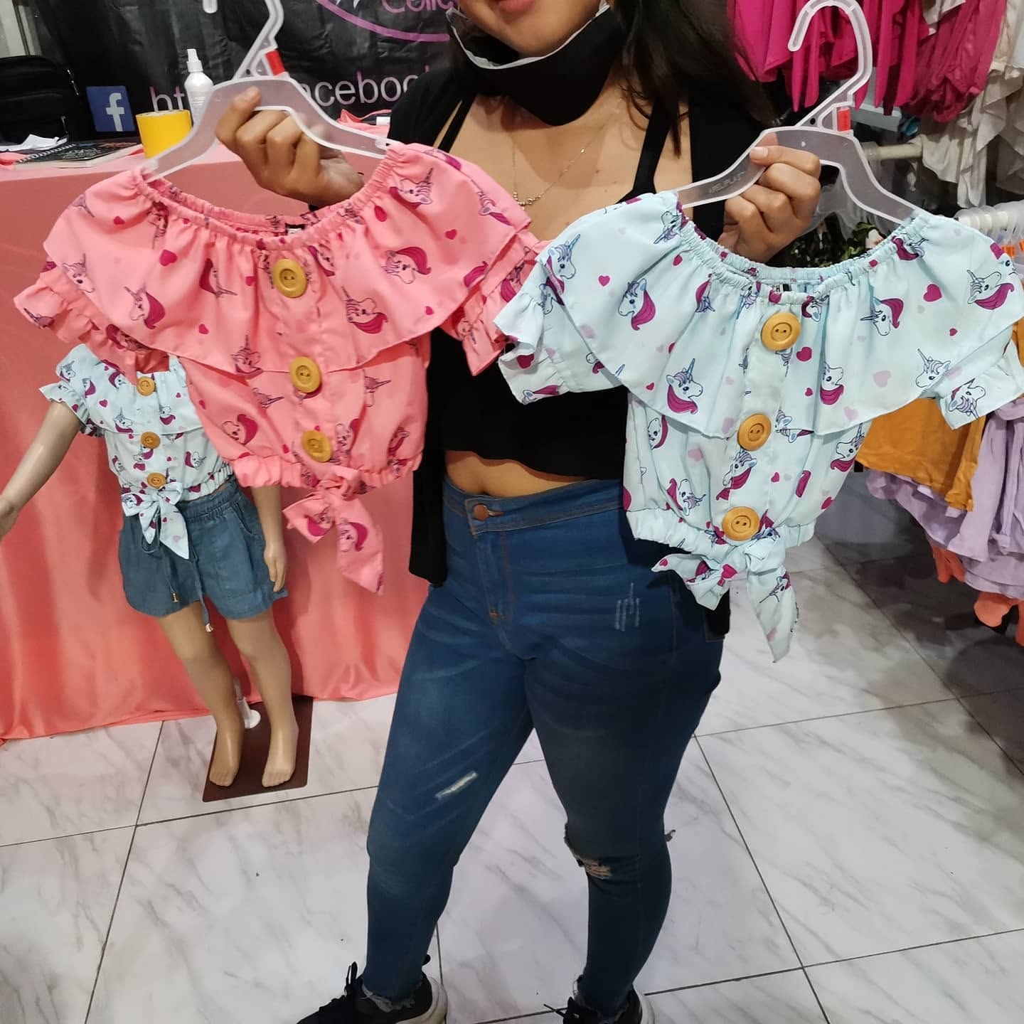 Blusa campesina de niña estampada con olán y botones de madera