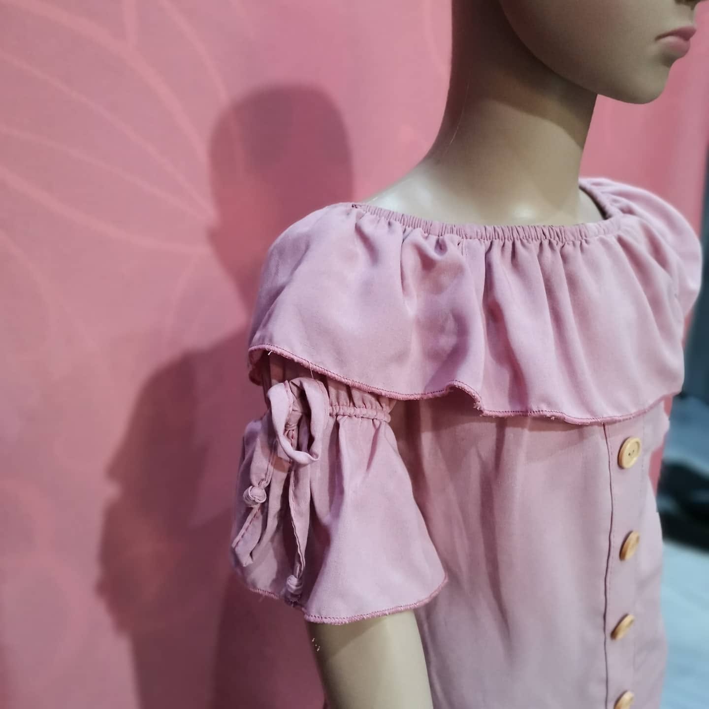 Blusa campesina de niña lisa con olán y botones