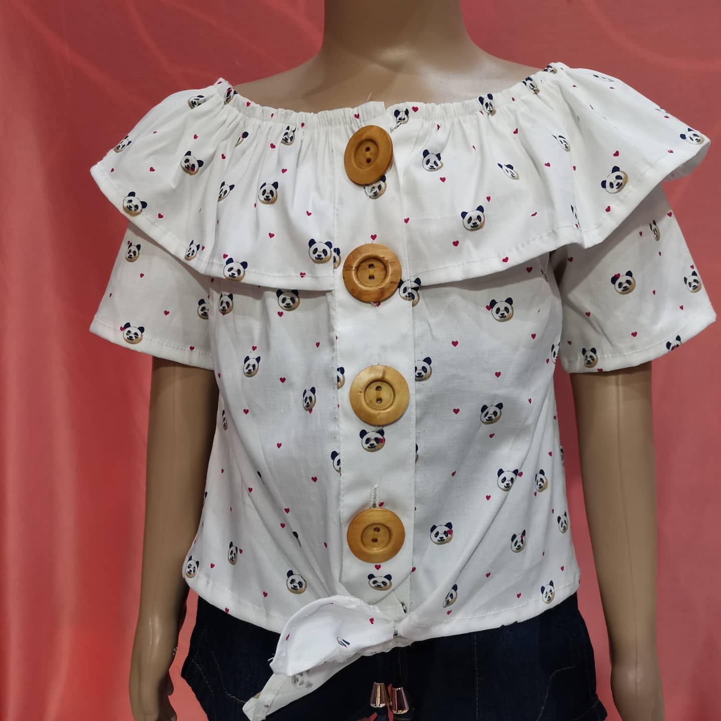 Blusa campesina de niña estampada con olán y botones de madera