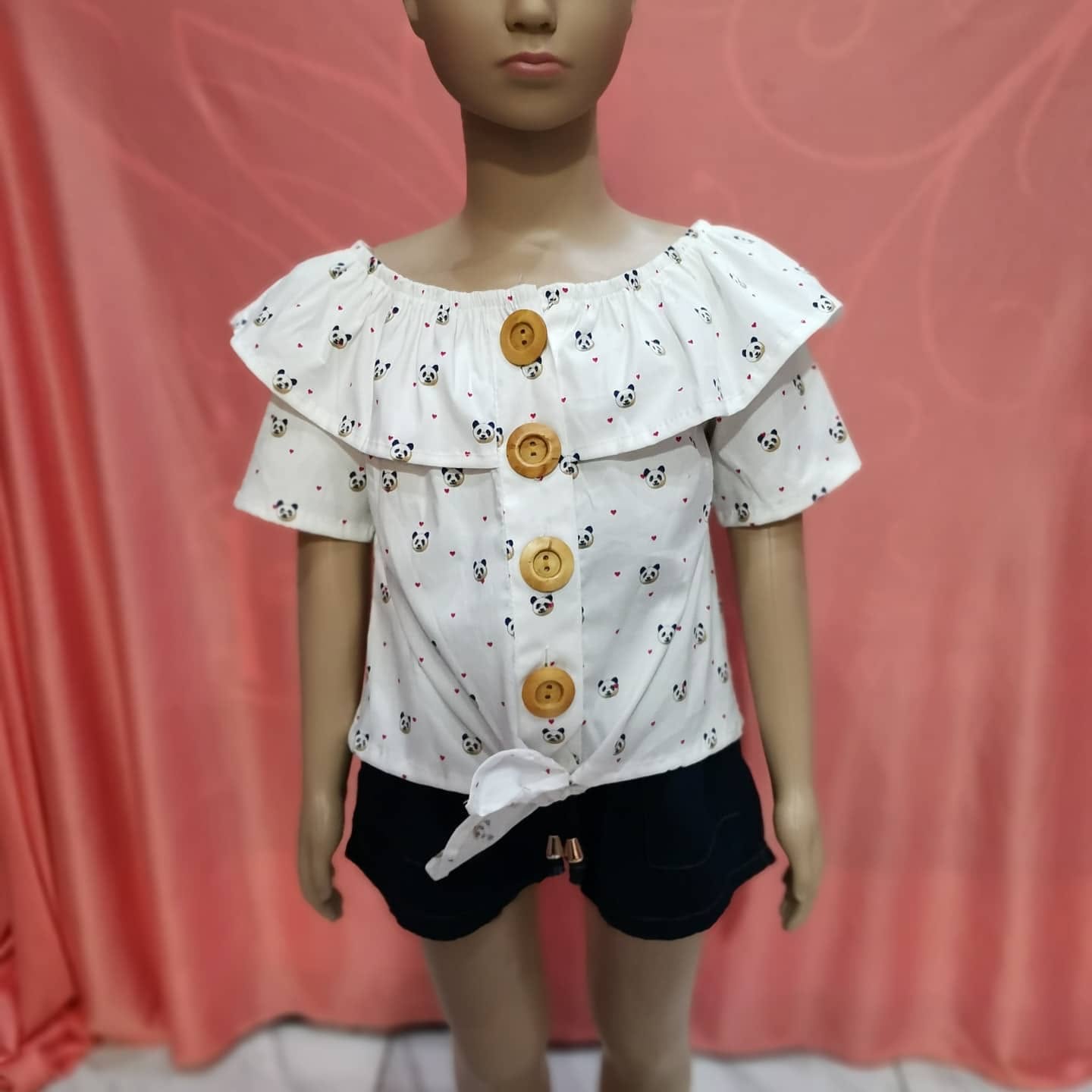 Blusa campesina de niña estampada con olán y botones de madera