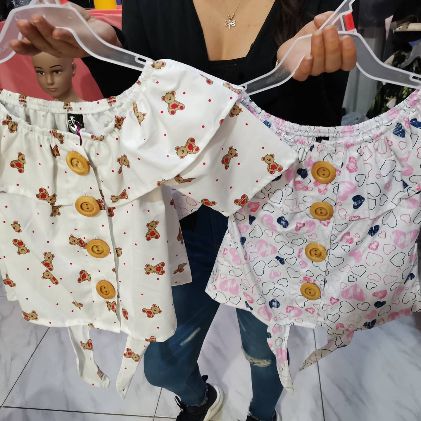 Blusa campesina de niña estampada con olán y botones de madera