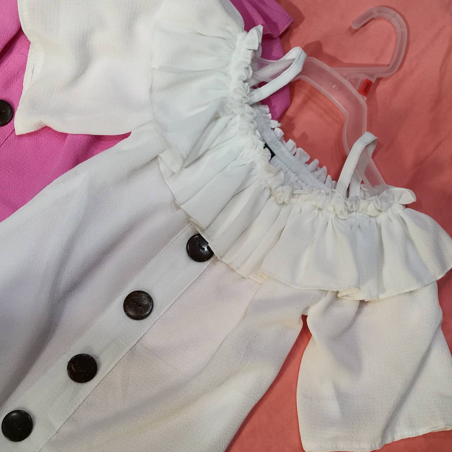 Blusa campesina de niña lisa con olán y botones