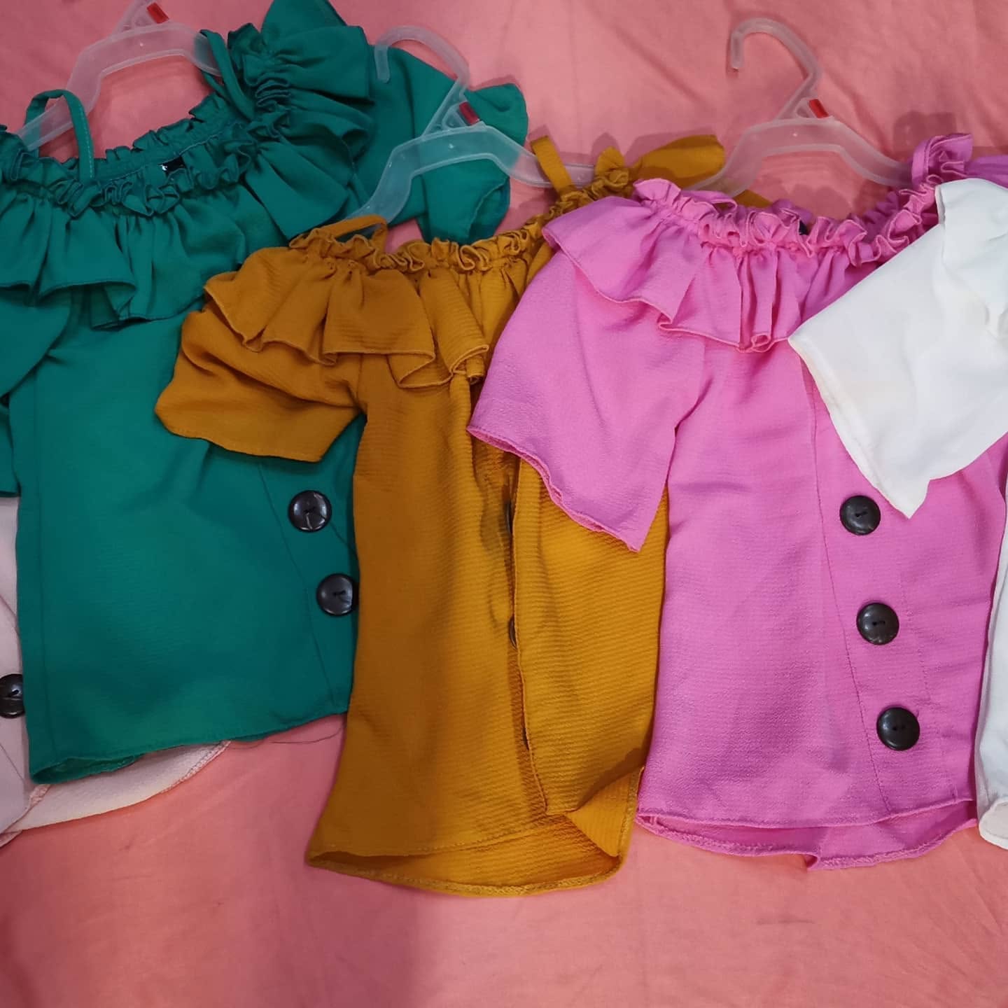 Blusa campesina de niña lisa con olán y botones