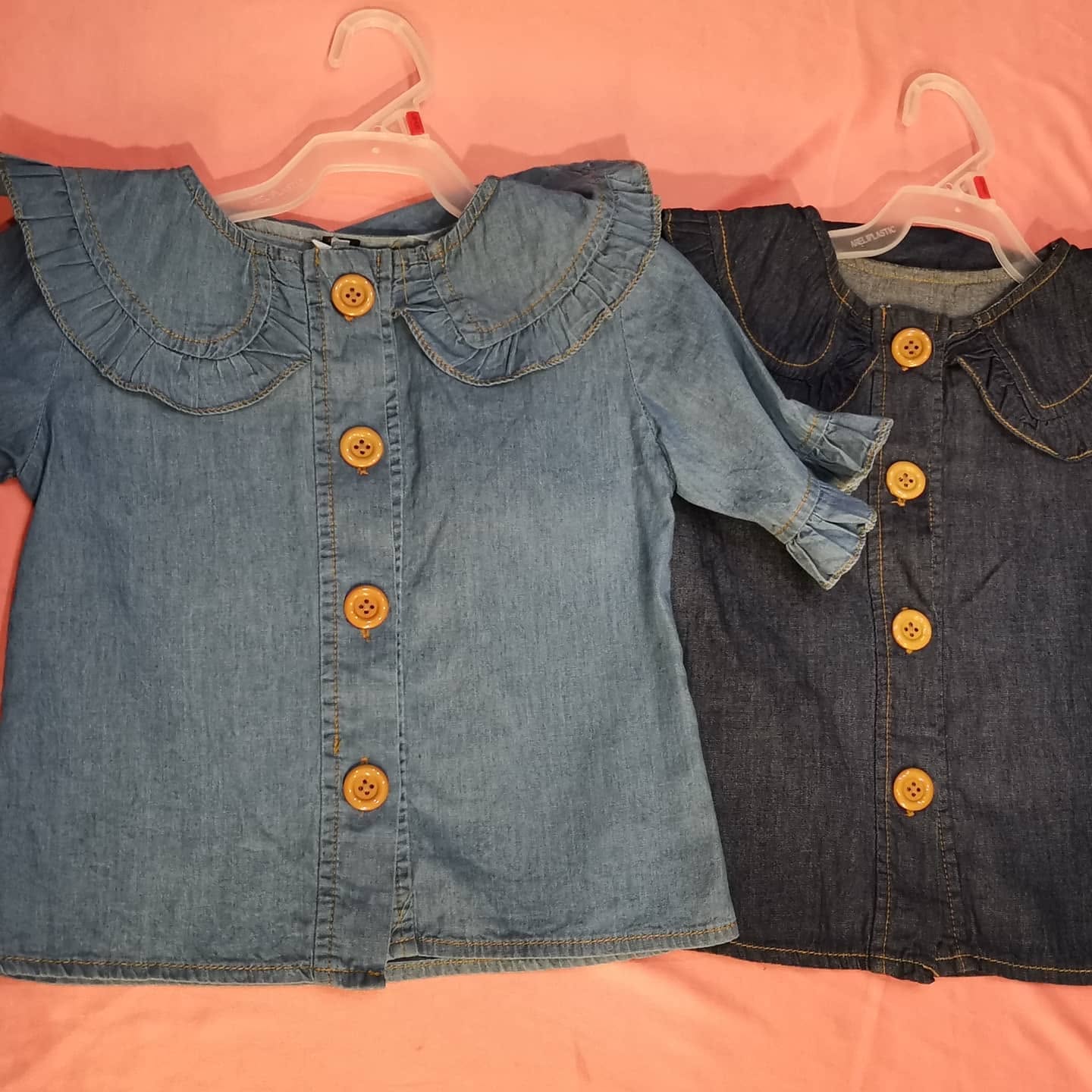Blusa de mezclilla de niña con cuello de olán y botones de madera